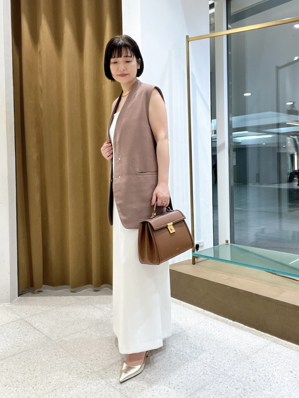 「初夏コーデ、大人女子、キレイめコーデ、夏、オトナ女子、ジレ、ジレスタイル、ワンピース、ワンピーススタイル、オトナカジュアル、キレイめ、きれいめカジュアル」｜「Whim Gazetteの【GEMINI】ジレ（ベスト、ブラウン系）」を使った、whimkumagaiさん（レディース・153cm）の夏コーディネートの2枚目の写真