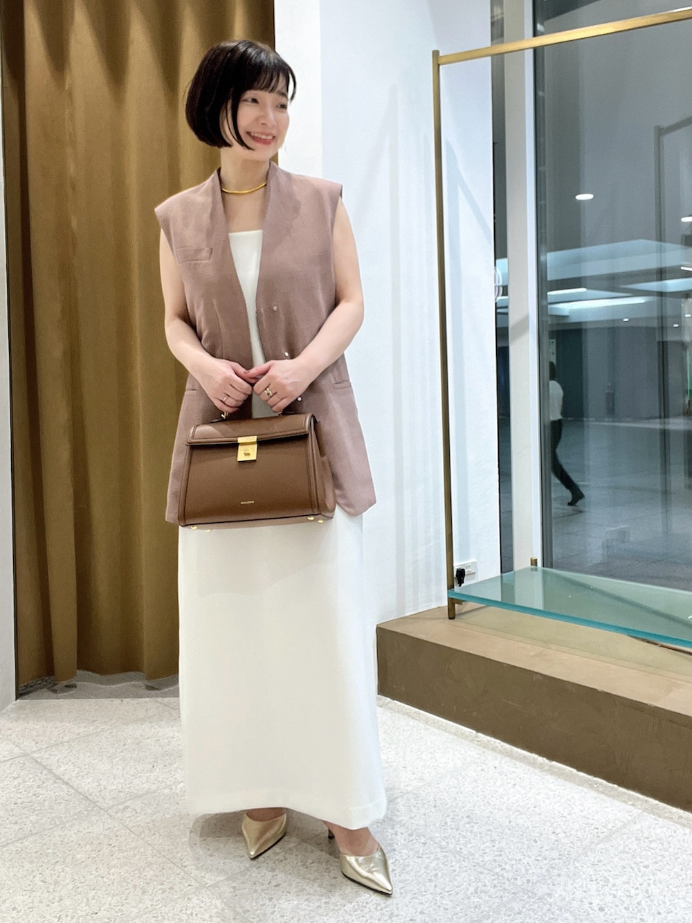 「初夏コーデ、大人女子、キレイめコーデ、夏、オトナ女子、ジレ、ジレスタイル、ワンピース、ワンピーススタイル、オトナカジュアル、キレイめ、きれいめカジュアル」｜「Whim Gazetteの【GEMINI】ジレ（ベスト、ブラウン系）」を使った、whimkumagaiさん（レディース・153cm）の夏コーディネートの5枚目の写真