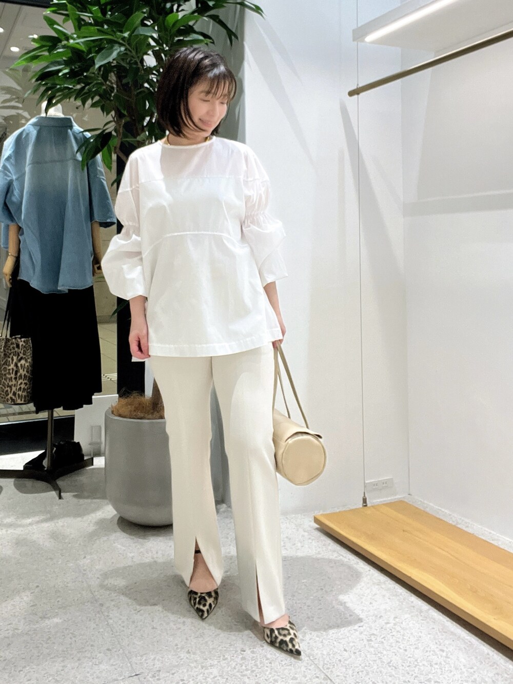 「春色、春めき満開コーデ、おでかけコーデ、大人カジュアルコーデ、低身長女子、大人かわいい、ホワイトコーデ、40代ファッション、パンツスタイル、パンツコーデ、ワントーンコーデ、ワントーン」｜「Drawing Numbersのパフロングスリーブラウンド切替ブラウス（トップス、ホワイト系）」を使った、whimkumagaiさん（レディース・153cm）の春コーディネートの3枚目の写真