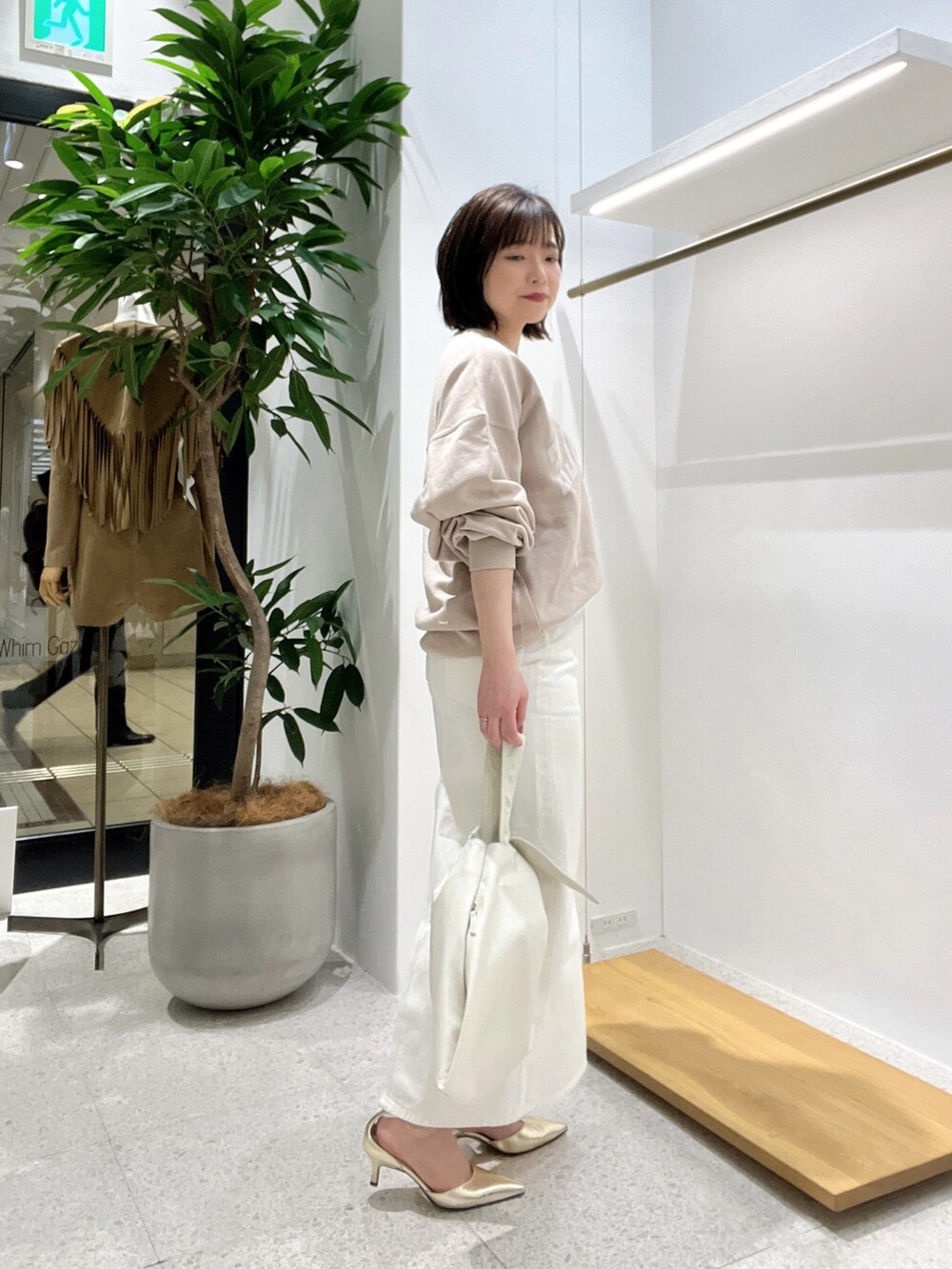 「春コーデ、デニム、休日スタイル、春服、お出かけコーデ、きれいめカジュアル、スカート、スカートコーデ、低身長コーデ、低身長」｜「Whim Gazetteのドロストデニムスカート（デニムスカート、ホワイト系）」を使った、whimkumagaiさん（レディース・153cm）の春コーディネートの3枚目の写真