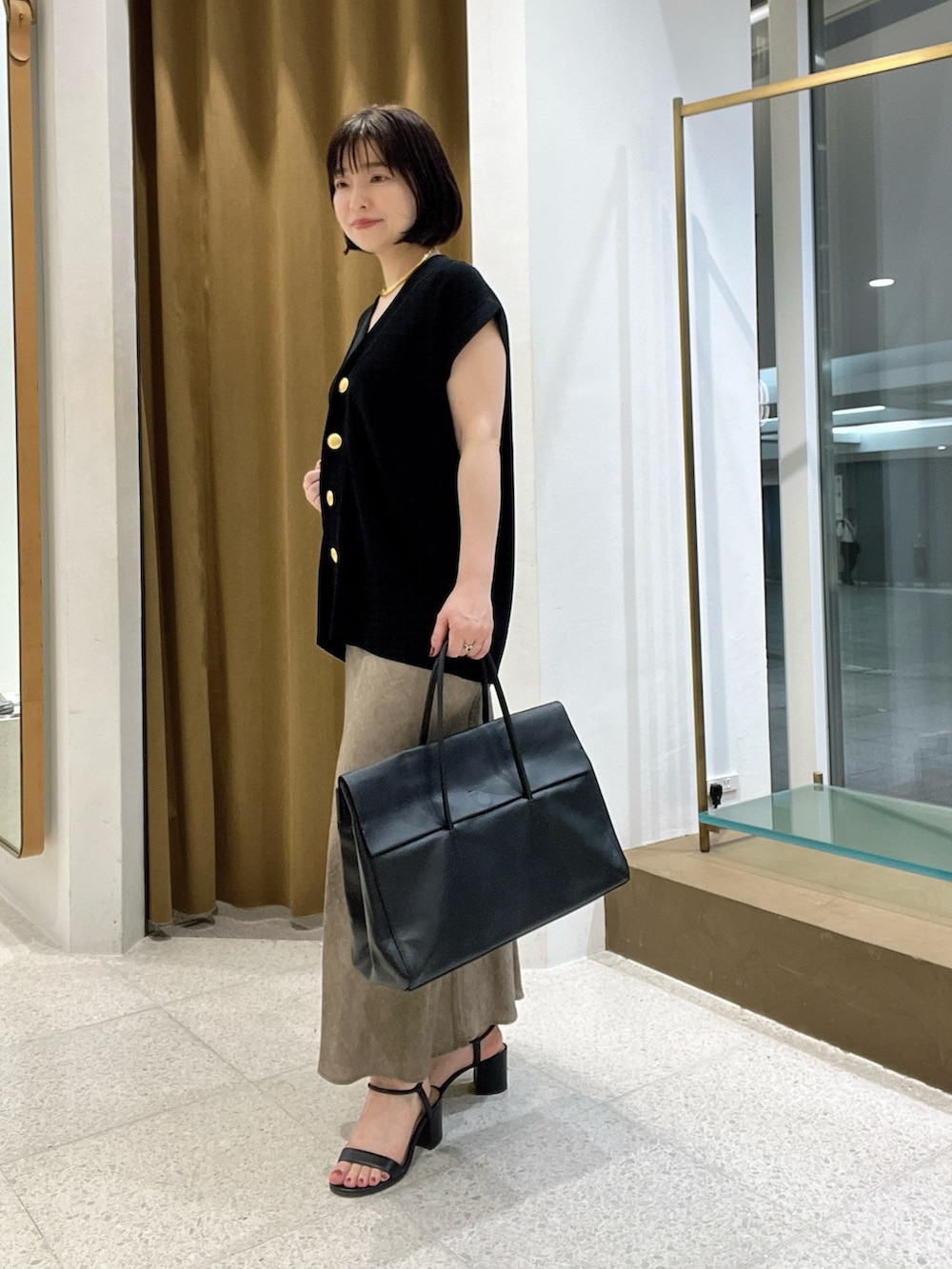 「休日スタイル、夏ファッション、大人カジュアルコーデ、おでかけ服、オトナカワイイ、キレイめコーデ、黒、低身長コーデ、低身長、スカート、スカートスタイル、ニットベスト、ニット」｜「Drawing Numbersの片畦ニットベスト（ニット/セーター、ブラック系）」を使った、whimkumagaiさん（レディース・153cm）の夏コーディネートの5枚目の写真