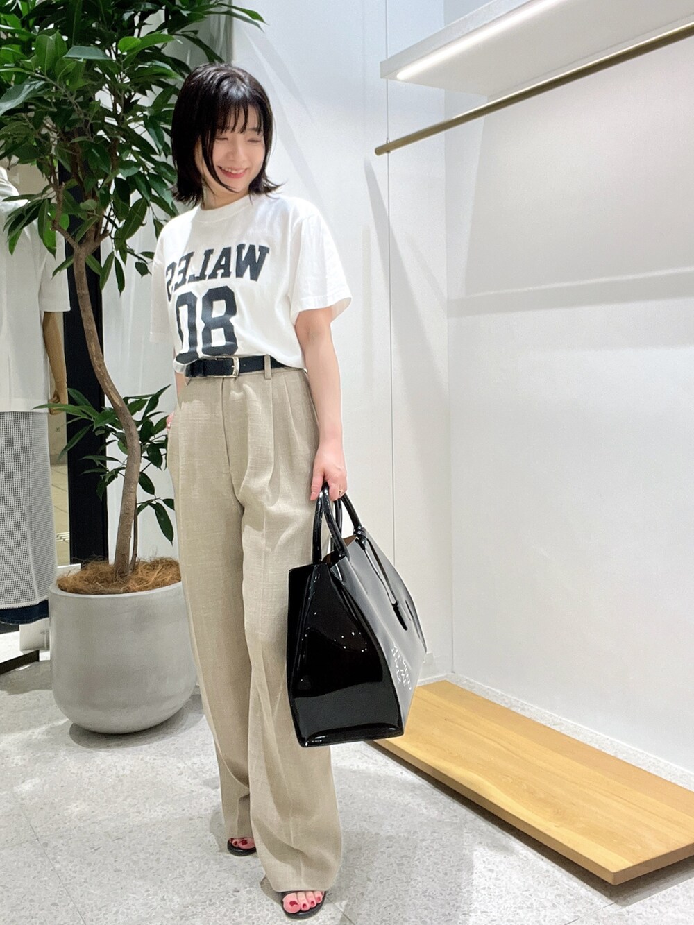 「大人カジュアル、お出かけコーデ、低身長女子、キレイめカジュアル、大人女子、レディースファッション、ママファッション、きれいめカジュアル、ロゴT、カジュアルコーデ、カジュアル、オトナカジュアル、オトナ女子」｜「Whim GazetteのナンバーTシャツ（Tシャツ/カットソー、ホワイト系）」を使った、whimkumagaiさん（レディース・153cm）の春コーディネートの2枚目の写真