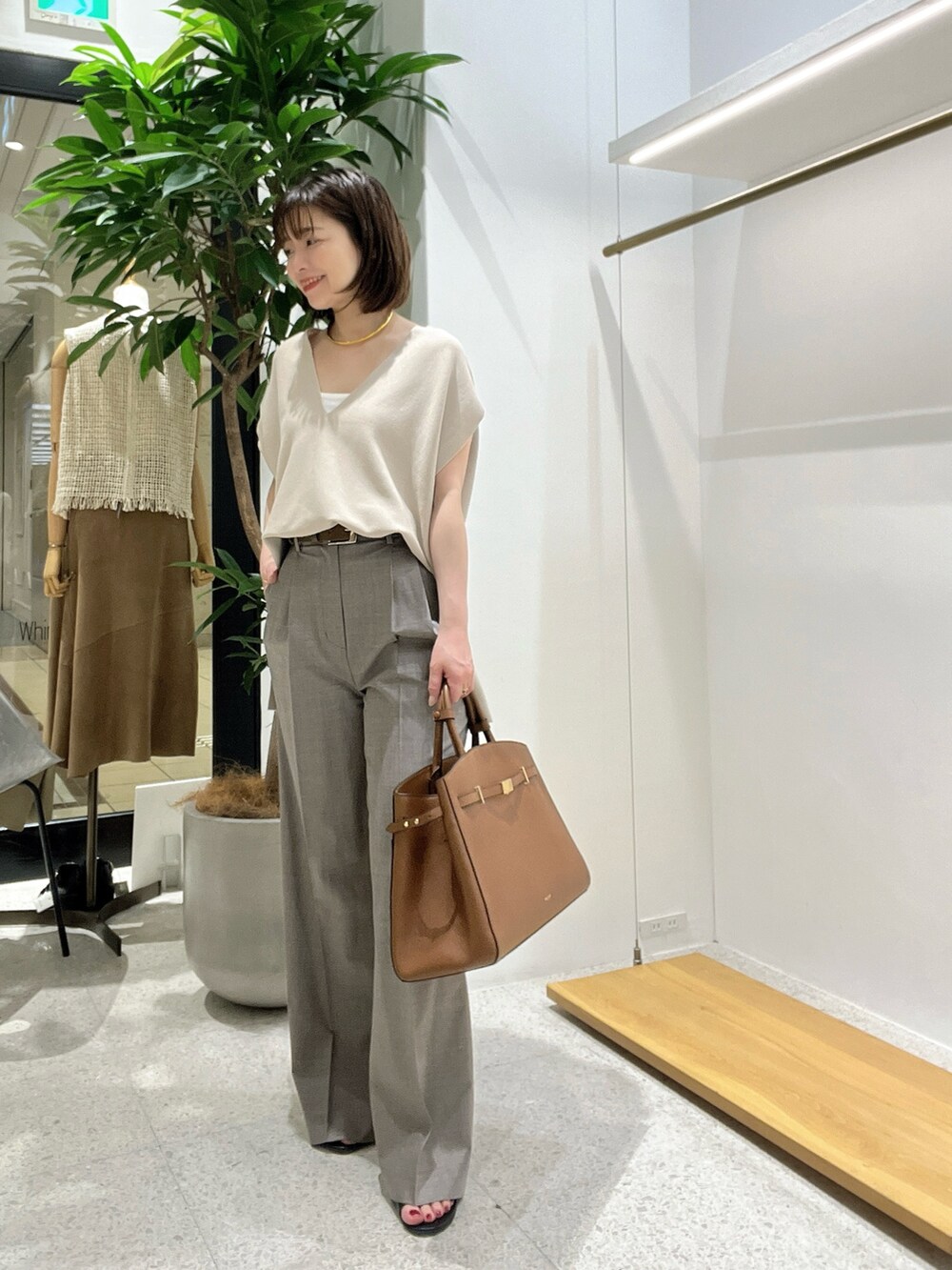 「春コーデ、春服、お出かけコーデ、パンツコーデ、スラックス、ベージュ」｜「Whim Gazetteの【Hoaw.】チョーカー（チョーカー、ゴールド系）」を使った、whimkumagaiさん（レディース・153cm）の春コーディネートの2枚目の写真