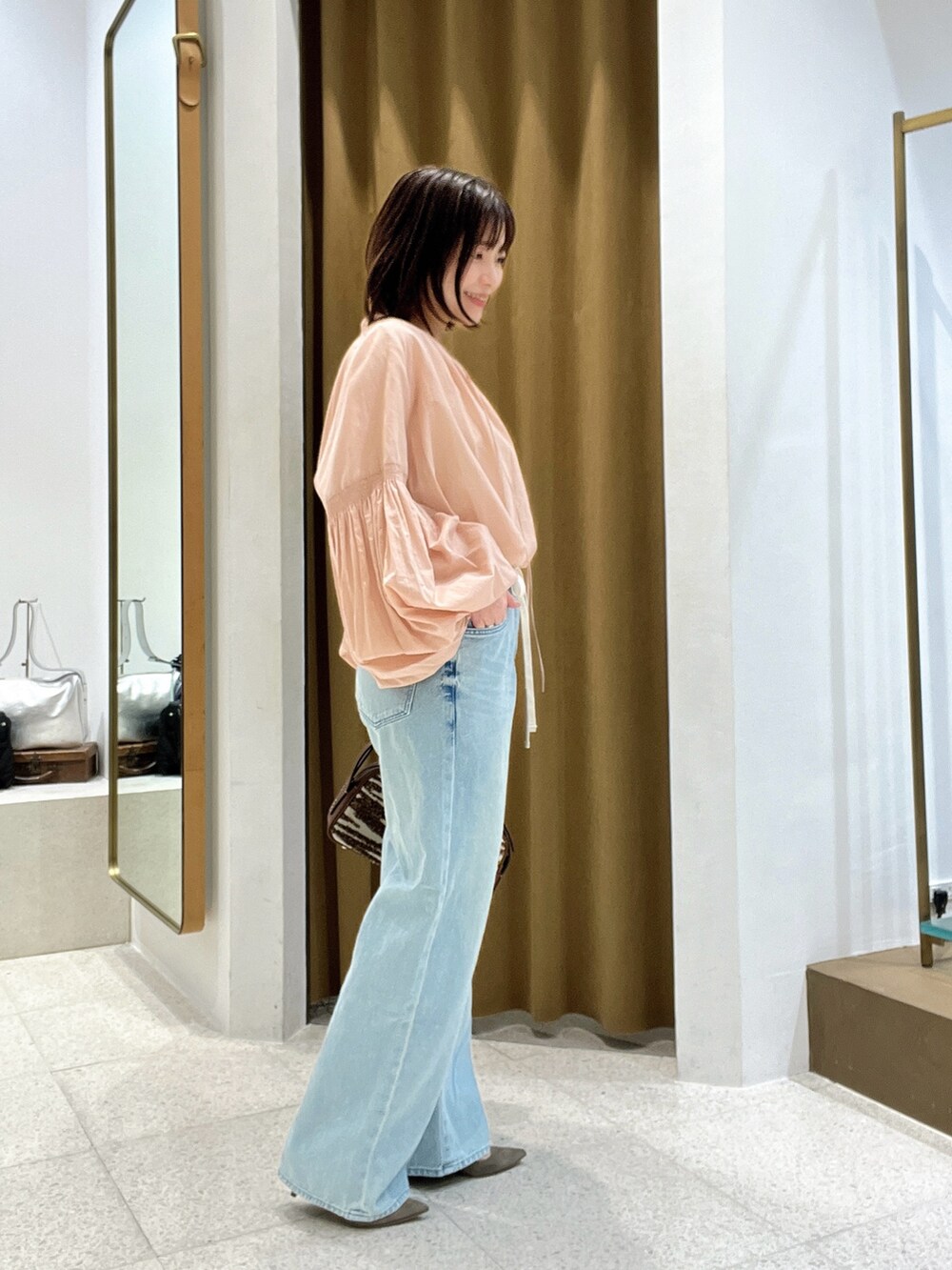 「春コーデ、春服コーデ、カジュアルコーデ、大人可愛い、大人コーデ、デニムコーデ、春、パンツコーデ、低身長女子、デニム、150cm台コーデ、40代ファッション」｜「Whim Gazetteのローンギャザーブラウス（シャツ/ブラウス、ピンク系）」を使った、whimkumagaiさん（レディース・153cm）の春コーディネートの3枚目の写真