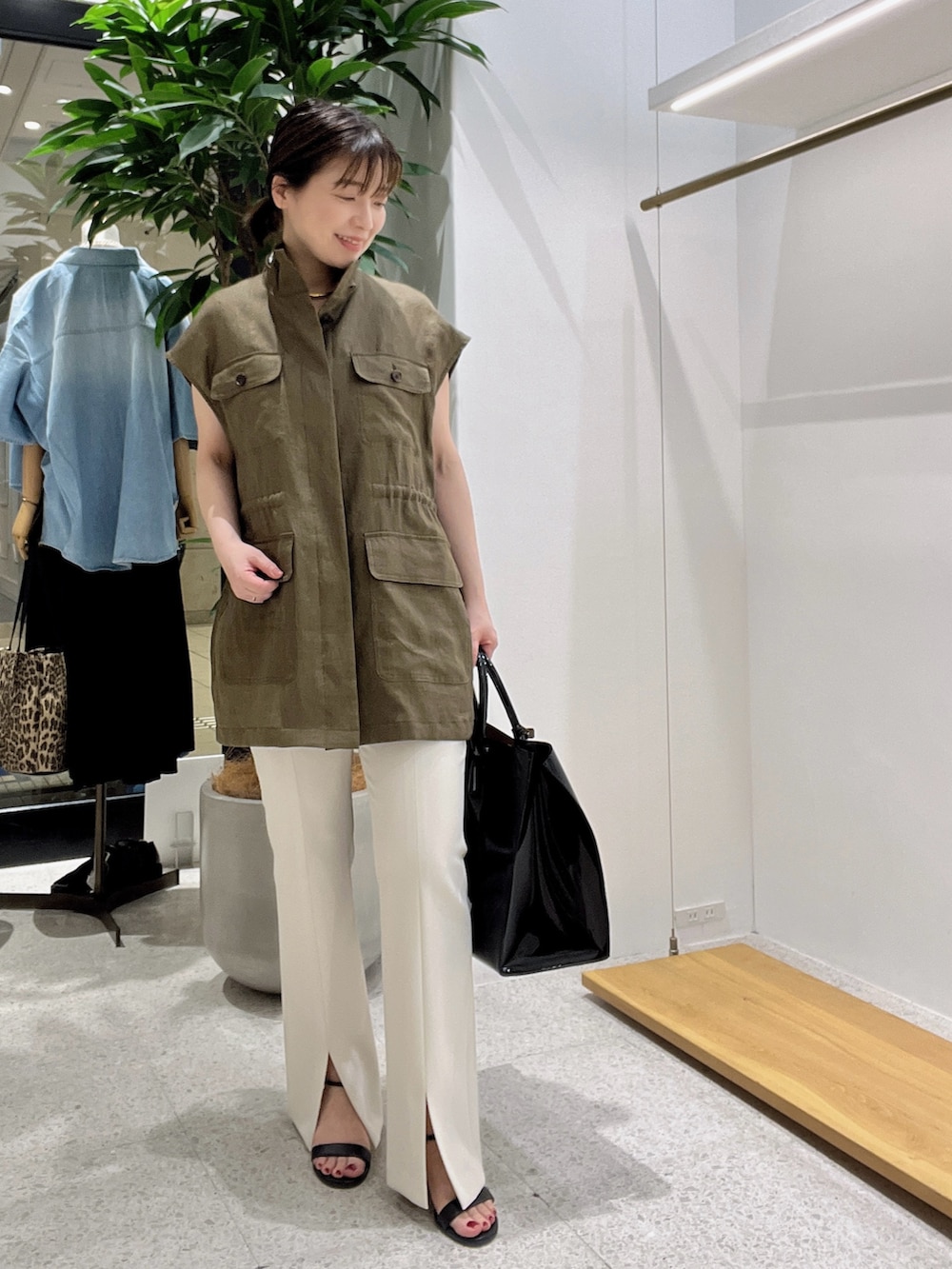 「おでかけコーデ、大人カジュアルコーデ、今日のコーデ、はるコーデ、低身長女子、40代ファッション、ジレスタイル、ジレコーデ、パンツコーデ、パンツスタイル、40代、40代コーデ」｜「Drawing Numbersのコンチネンタルリネンベスト（ジャケット/アウター、グリーン系）」を使った、whimkumagaiさん（レディース・153cm）の春コーディネートの3枚目の写真