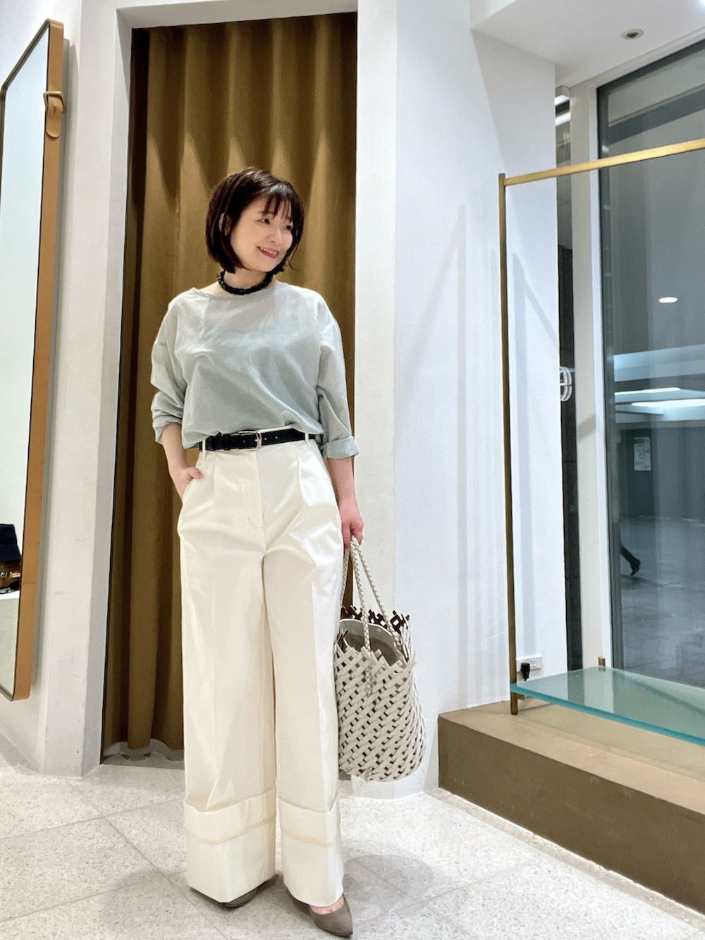 「ブラウス、春、オトナカジュアル、休日スタイル、大人コーデ」｜「Whim Gazetteの【THE PAUSE】ロールアップチノパンツ（チノパンツ、ホワイト系）」を使った、whimkumagaiさん（レディース・153cm）の春コーディネートの4枚目の写真