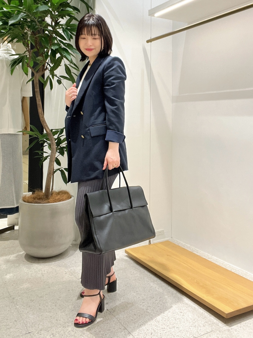 「大人カジュアル、お出かけコーデ、きれいめコーデ、キレイめカジュアル、低身長女子、ママファッション、キレイめコーデ、ジャケット、ジャケットスタイル、ジャケットコーデ、スカート、スカートスタイル、スカートコーデ、ニットスカート」｜「Whim Gazetteのシアー２ボタンジャケット（テーラードジャケット、ブルー系）」を使った、whimkumagaiさん（レディース・153cm）の春コーディネートの2枚目の写真
