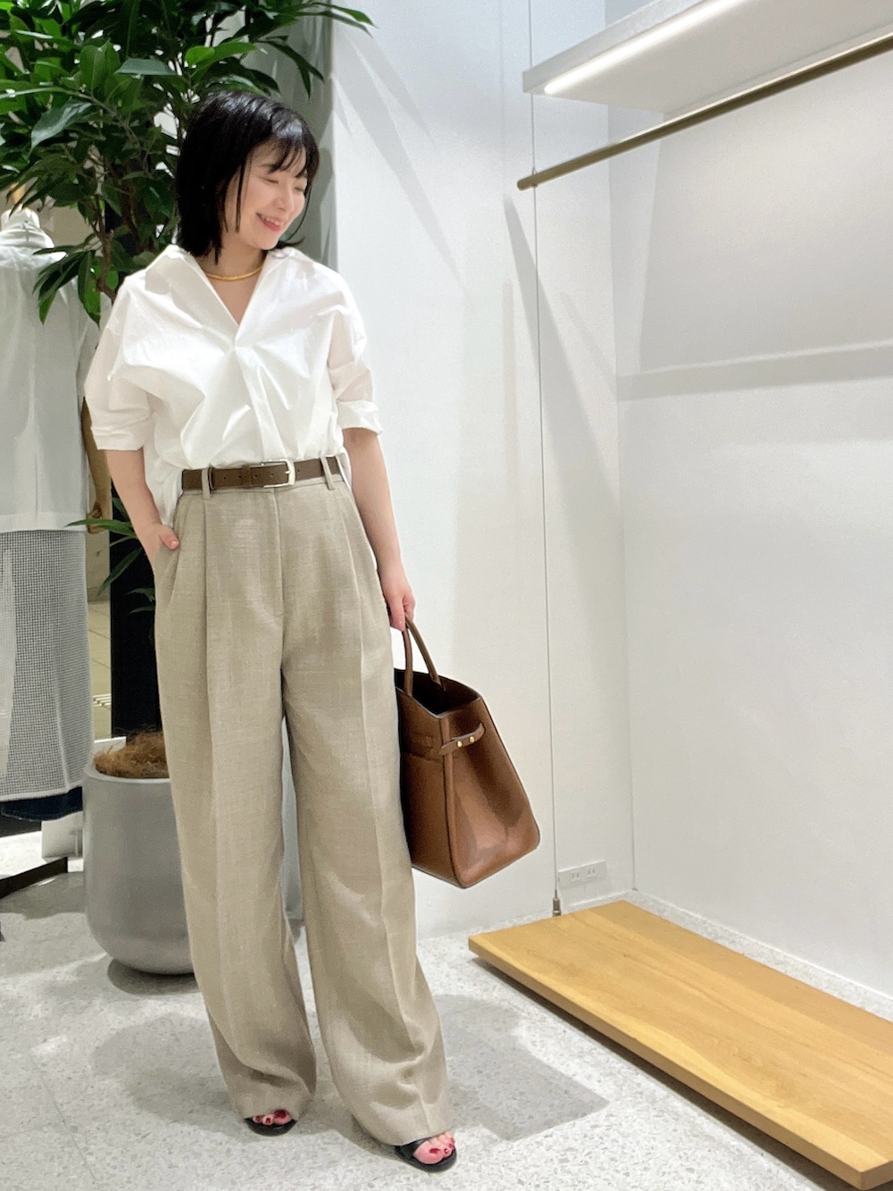 「お出かけコーデ、春ファッション、きれいめコーデ、シンプルスタイル、低身長女子、大人女子、レディースファッション、ママファッション、キレイめコーデ、シャツスタイル、シャツ、ブラウス、ブラウスコーデ、キレイめ、通勤コーデ」｜「Whim Gazetteの【Hoaw.】チョーカー（チョーカー、ゴールド系）」を使った、whimkumagaiさん（レディース・153cm）の春コーディネートの2枚目の写真