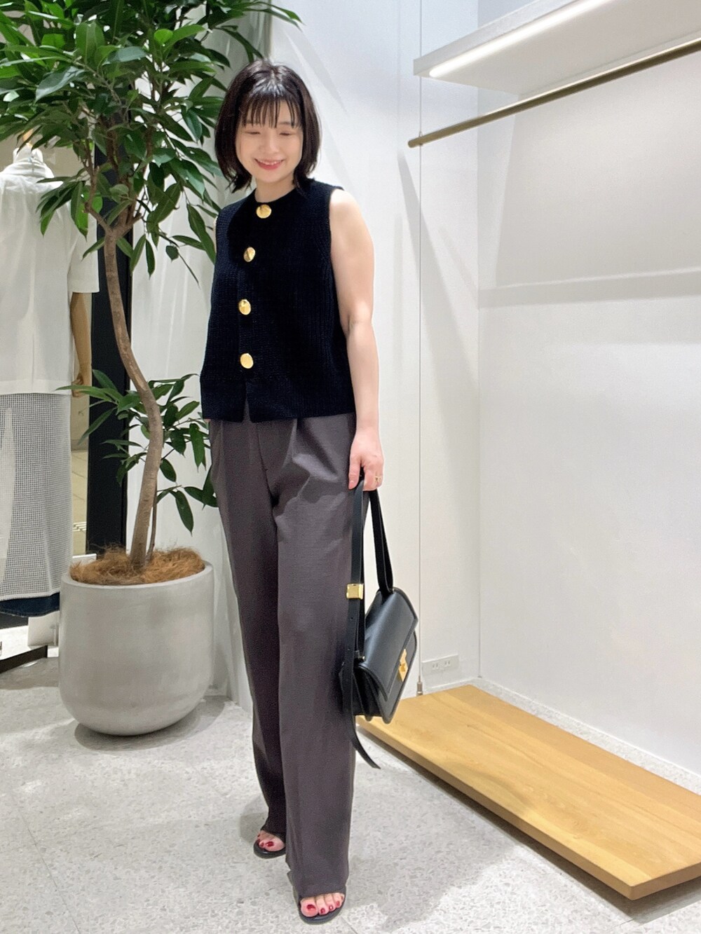 「お出かけコーデ、キレイめカジュアル、低身長女子、大人女子、ママファッション、レディースファッション、40代ファッション、ベスト、ニットベスト、きれいめカジュアル、キレイめ」｜「Drawing Numbersの【インフルエンサーコラボ】ビッグボタンベスト（ニット/セーター、ブラック系）」を使った、whimkumagaiさん（レディース・153cm）の春コーディネートの4枚目の写真