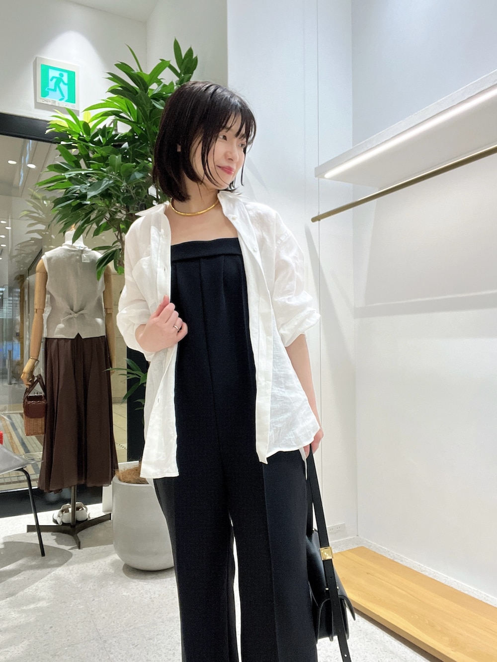 「大人カジュアル、キレイめカジュアル、楽チンコーデ、きれいめコーデ、春夏コーデ、夏ファッション、オトナ女子、キレイめコーデ、ブラック、大人コーデ、シャツコーデ、低身長コーデ」｜「Whim Gazetteの【Hoaw.】チョーカー（チョーカー、ゴールド系）」を使った、whimkumagaiさん（レディース・153cm）の春コーディネートの2枚目の写真