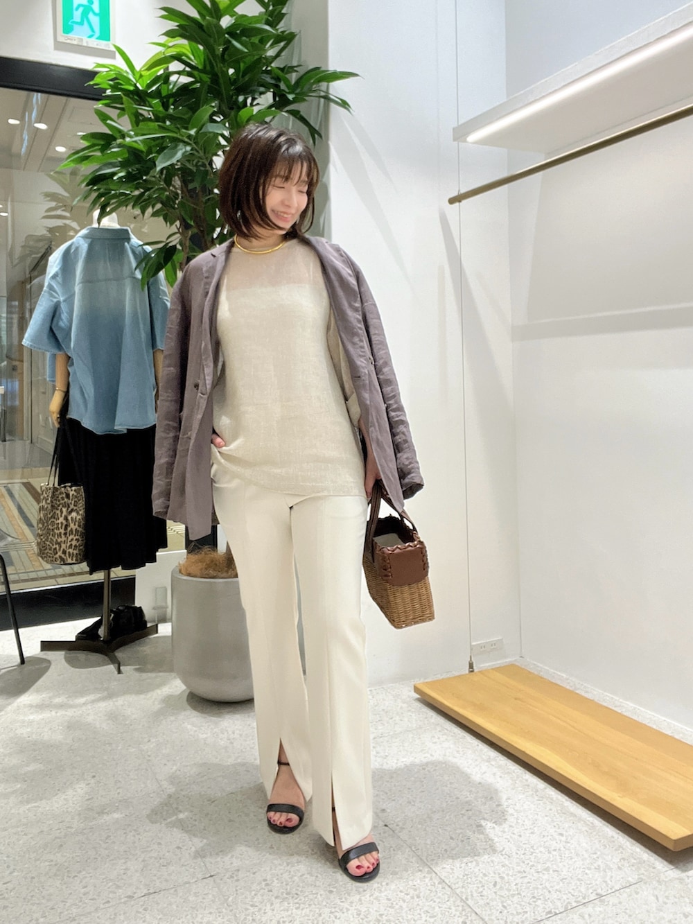 「春色、おでかけコーデ、大人カジュアルコーデ、はるコーデ、低身長女子、フレアパンツ、ジャケット、ジャケットスタイル、ジャケットコーデ、40代ファッション、40代コーデ」｜「Whim Gazetteのフロントスリットパンツ（スラックス、ホワイト系）」を使った、whimkumagaiさん（レディース・153cm）の春コーディネートの6枚目の写真