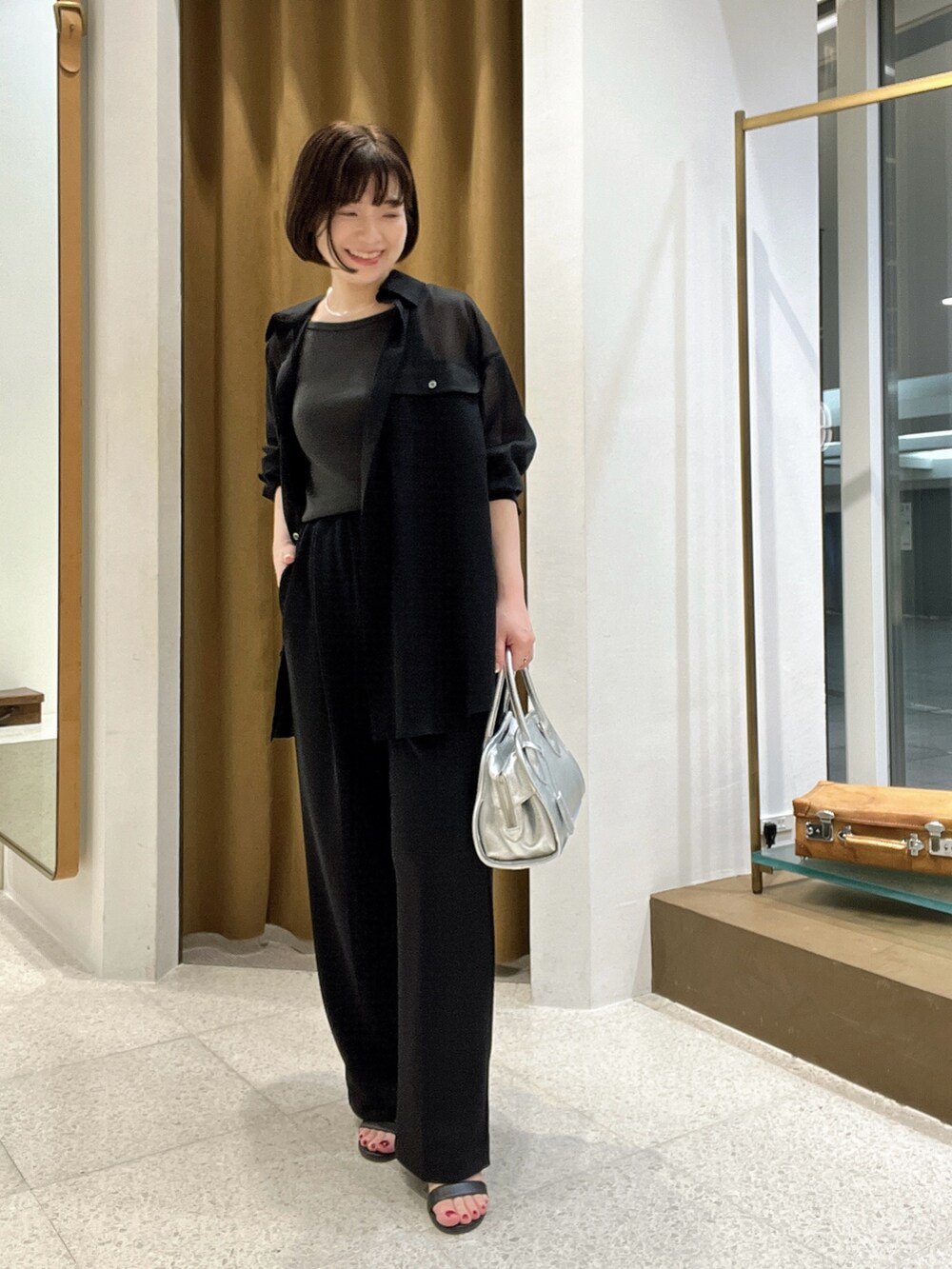 「きれいめコーディネート、150cm台コーデ、夏服コーデ、オトナ女子、大人ファッション、大人女子、ワントーンコーデ、ブラック、ブラックコーデ、シアートップス」｜「Whim Gazetteのカップ付きベアテレコキャミ（キャミソール、グレー系）」を使った、whimkumagaiさん（レディース・153cm）の夏コーディネートの6枚目の写真