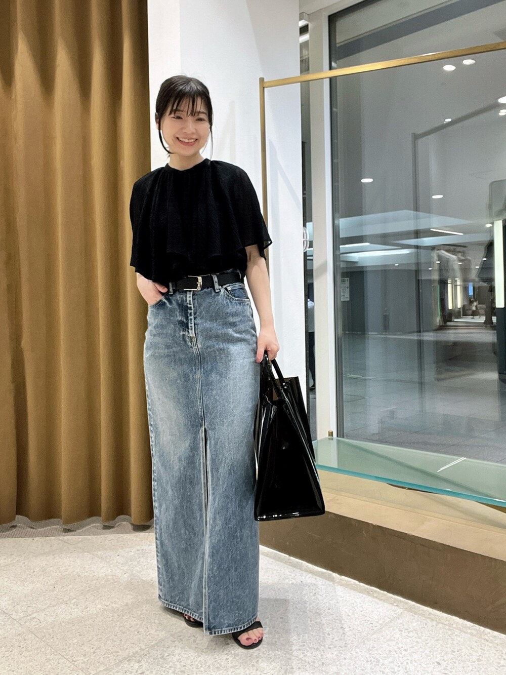 「シアートップス、夏服コーデ、大人コーデ、オトナ女子、キレイめカジュアル、低身長、低身長コーデ、デニム、デニムスカート、きれいめカジュアル、ブラウス」｜「Whim Gazetteのケープブラウス（シャツ/ブラウス、ブラック系）」を使った、whimkumagaiさん（レディース・153cm）の春コーディネートの2枚目の写真