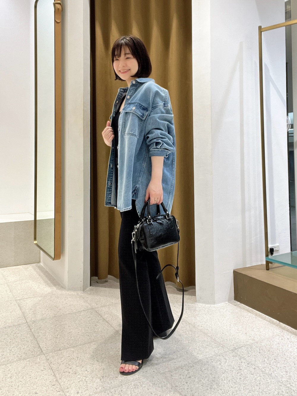 「デニム、大人カジュアルコーデ、パンツスタイル、オトナ女子、パンツコーデ、きれいめカジュアル、低身長、低身長コーデ、オトナカジュアル」｜「Whim Gazetteのドロップデニムシャツ（シャツ/ブラウス、ブルー系）」を使った、whimkumagaiさん（レディース・153cm）の夏コーディネートの3枚目の写真