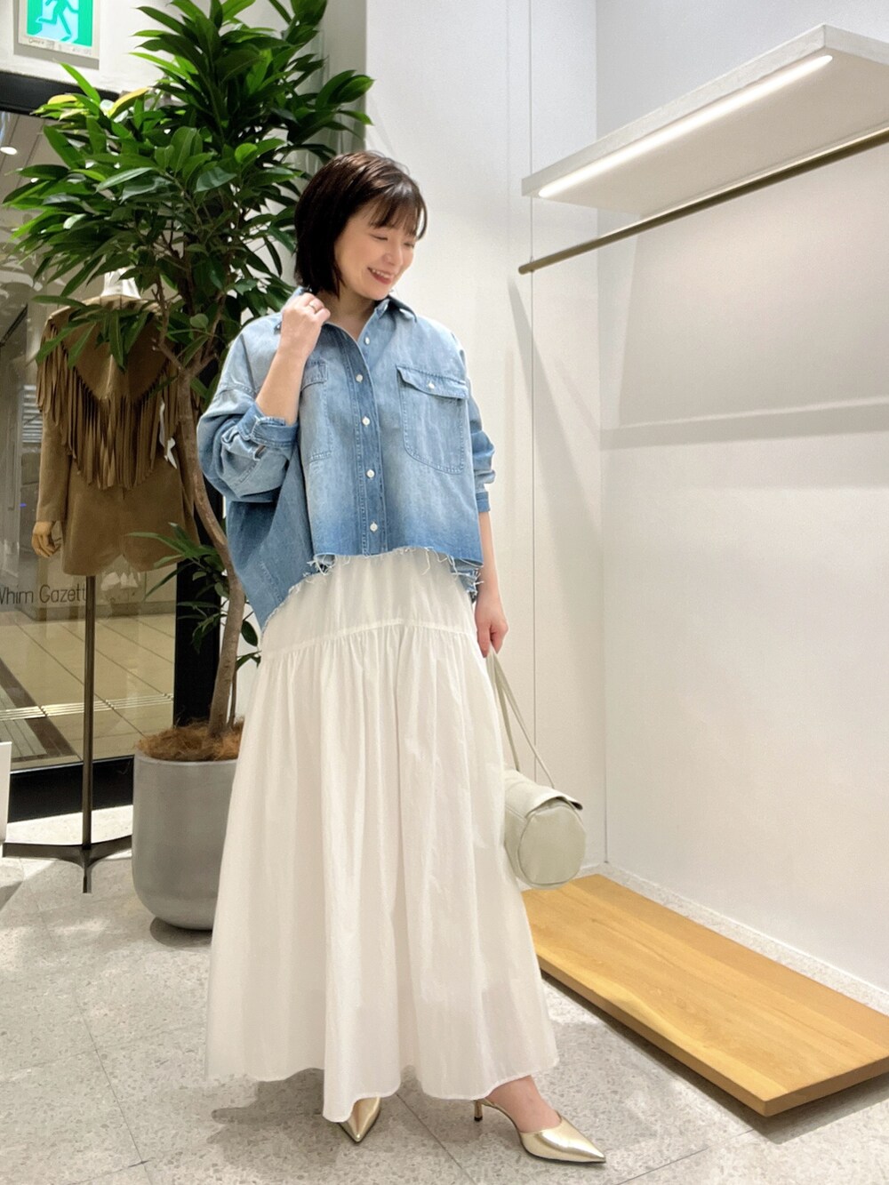 「春コーデ、デニム、休日スタイル、春服、お出かけコーデ、春カラー、大人女子、きれいめカジュアル、低身長コーデ、低身長」｜「Whim Gazetteのデニムシャツ（シャツ/ブラウス、ブルー系）」を使った、whimkumagaiさん（レディース・153cm）の春コーディネートの4枚目の写真