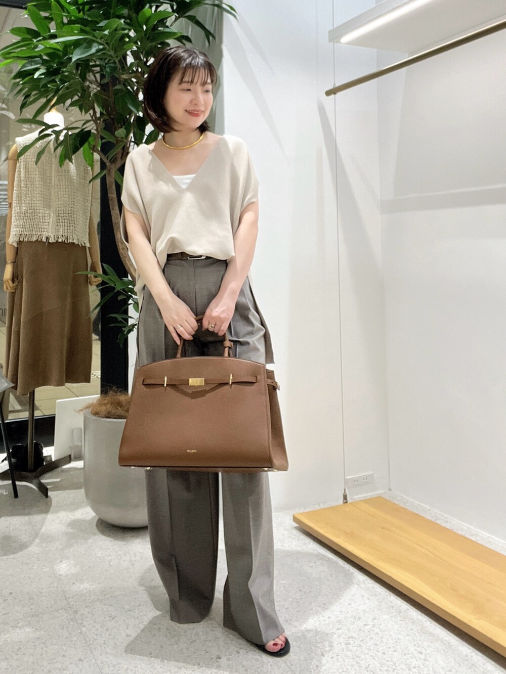 「春コーデ、春服、お出かけコーデ、パンツコーデ、スラックス、ベージュ」｜「Whim Gazetteの【Hoaw.】チョーカー（チョーカー、ゴールド系）」を使った、whimkumagaiさん（レディース・153cm）の春コーディネートの5枚目の写真