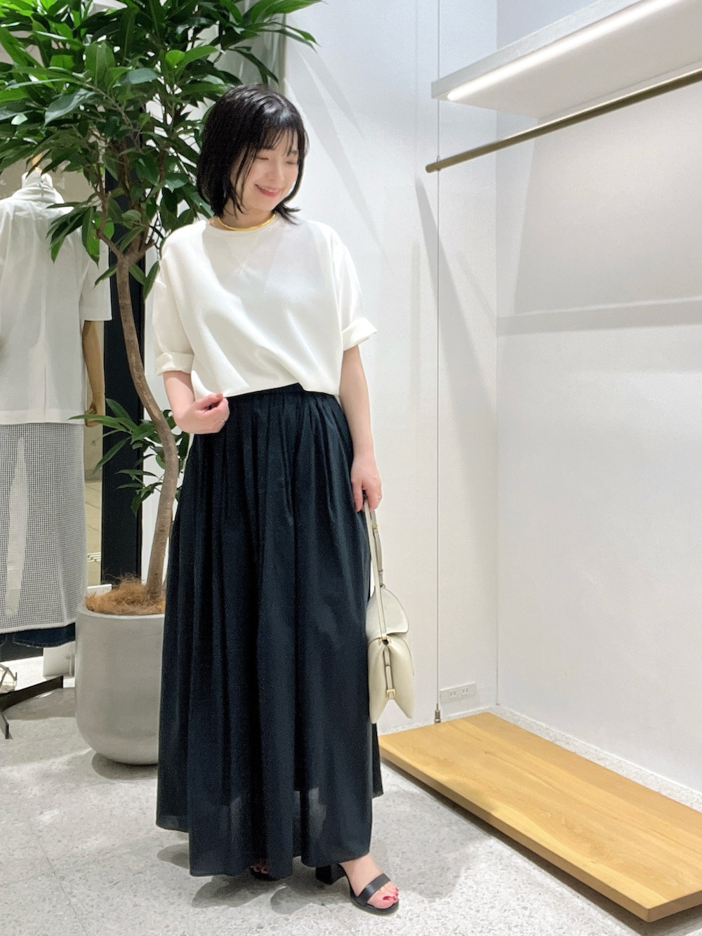 「大人カジュアル、お出かけコーデ、きれいめコーデ、シンプルスタイル、キレイめカジュアル、低身長女子、大人女子、ママファッション、キレイめコーデ、モノトーン、モノトーンコーデ、スカート、ギャザースカート、オトナカジュアル」｜「Whim Gazetteの【Hoaw.】チョーカー（チョーカー、ゴールド系）」を使った、whimkumagaiさん（レディース・153cm）の春コーディネートの4枚目の写真