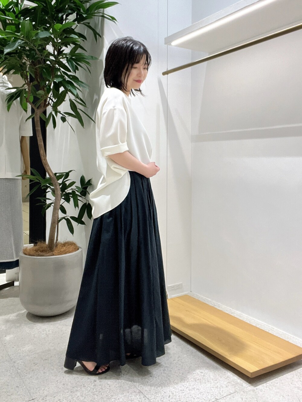 「大人カジュアル、お出かけコーデ、きれいめコーデ、シンプルスタイル、キレイめカジュアル、低身長女子、大人女子、ママファッション、キレイめコーデ、モノトーン、モノトーンコーデ、スカート、ギャザースカート、オトナカジュアル」｜「Whim Gazetteの【Hoaw.】チョーカー（チョーカー、ゴールド系）」を使った、whimkumagaiさん（レディース・153cm）の春コーディネートの3枚目の写真