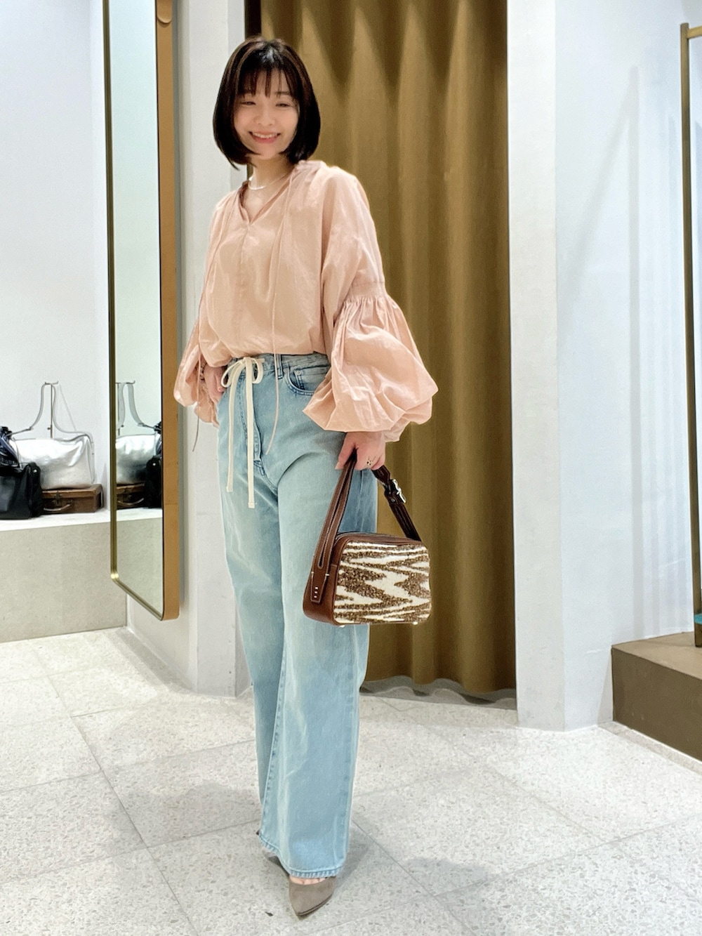 「春コーデ、春服コーデ、カジュアルコーデ、大人可愛い、大人コーデ、デニムコーデ、春、パンツコーデ、低身長女子、デニム、150cm台コーデ、40代ファッション」｜「Whim Gazetteのローンギャザーブラウス（シャツ/ブラウス、ピンク系）」を使った、whimkumagaiさん（レディース・153cm）の春コーディネートの2枚目の写真