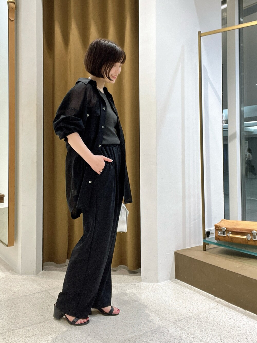 「きれいめコーディネート、150cm台コーデ、夏服コーデ、オトナ女子、大人ファッション、大人女子、ワントーンコーデ、ブラック、ブラックコーデ、シアートップス」｜「Whim Gazetteのカップ付きベアテレコキャミ（キャミソール、グレー系）」を使った、whimkumagaiさん（レディース・153cm）の夏コーディネートの4枚目の写真