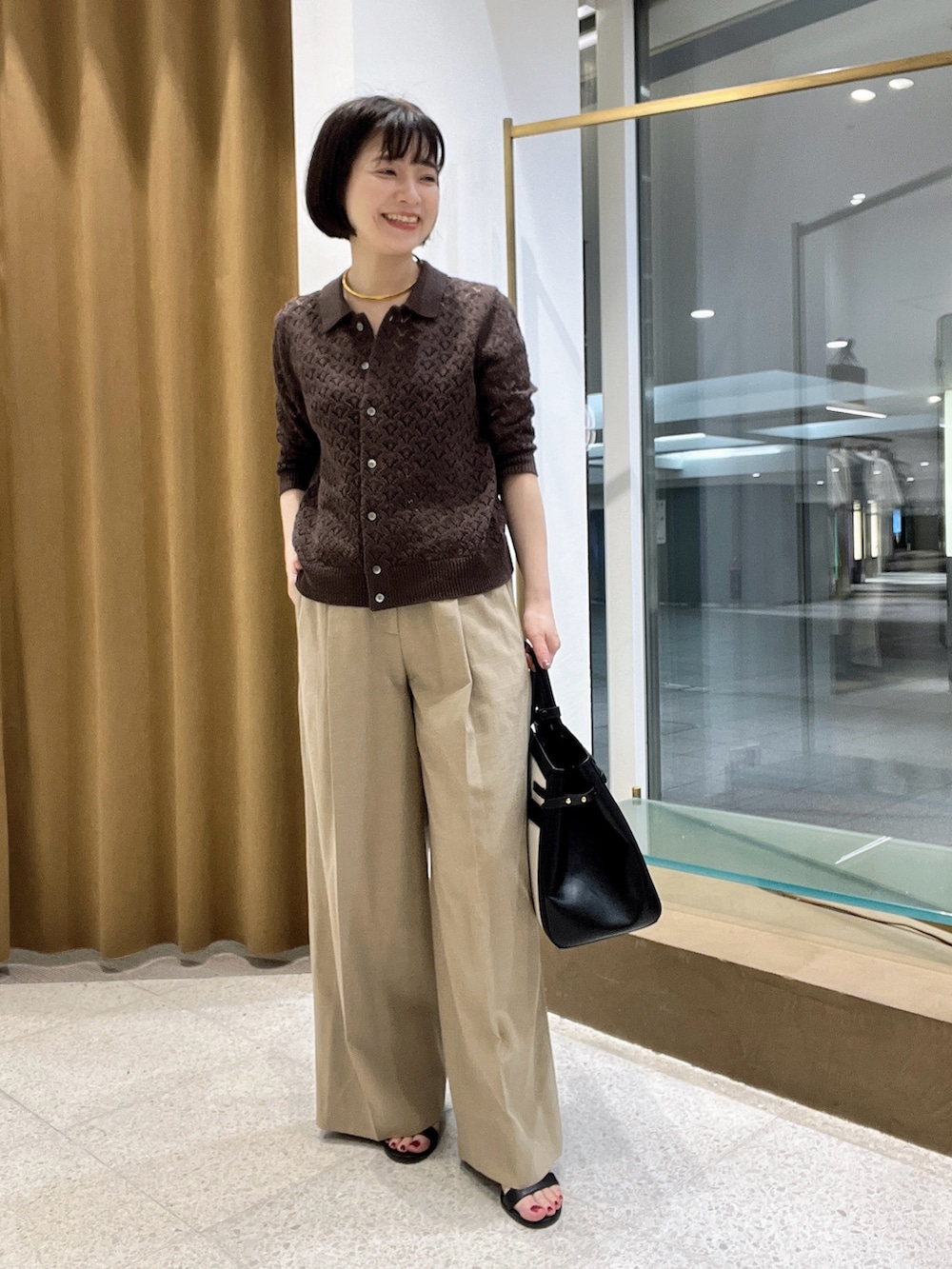 「初夏コーデ、夏ファッション、大人カジュアルコーデ、大人女子、大人コーデ、オトナカワイイ、リラックススタイル、ブラウン、夏コーデ、ポロニット、ニット、パンツスタイル」｜「Whim Gazetteの【GEMINI】ポロニットプルオーバー（ニット/セーター、ブラウン系）」を使った、whimkumagaiさん（レディース・153cm）の夏コーディネートの2枚目の写真