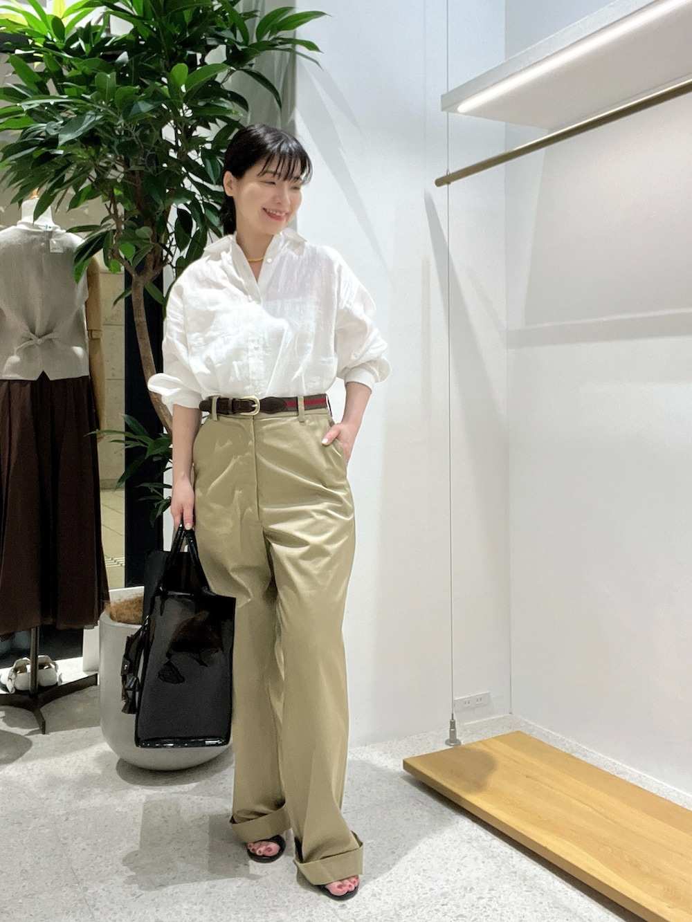 「大人カジュアル、キレイめカジュアル、きれいめコーデ、オトナ女子、キレイめコーデ、低身長女子、シャツスタイル、大人コーデ、シャツコーデ、お出かけコーデ、低身長コーデ、40代ファッション」｜「Whim Gazetteの【Hoaw.】チョーカー（チョーカー、ゴールド系）」を使った、whimkumagaiさん（レディース・153cm）の春コーディネートの4枚目の写真
