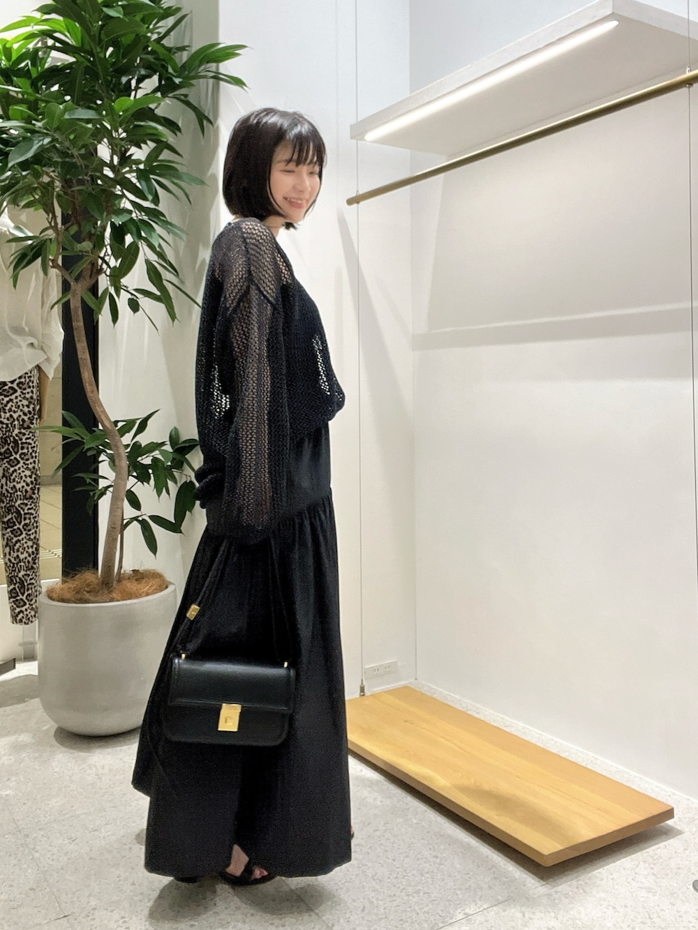 「大人カジュアル、おでかけコーデ、初夏コーデ、オトナ女子、休日スタイル、ゆるコーデ、ワントーンコーデ、大人ファッション、ママファッション、アラフィフ、低身長コーデ、ブラック、ブラックコーデ、メッシュ、40代ファッション」｜「Drawing Numbersのワシメッシュリラックスニット（ニット/セーター、ブラック系）」を使った、whimkumagaiさん（レディース・153cm）の春コーディネートの4枚目の写真
