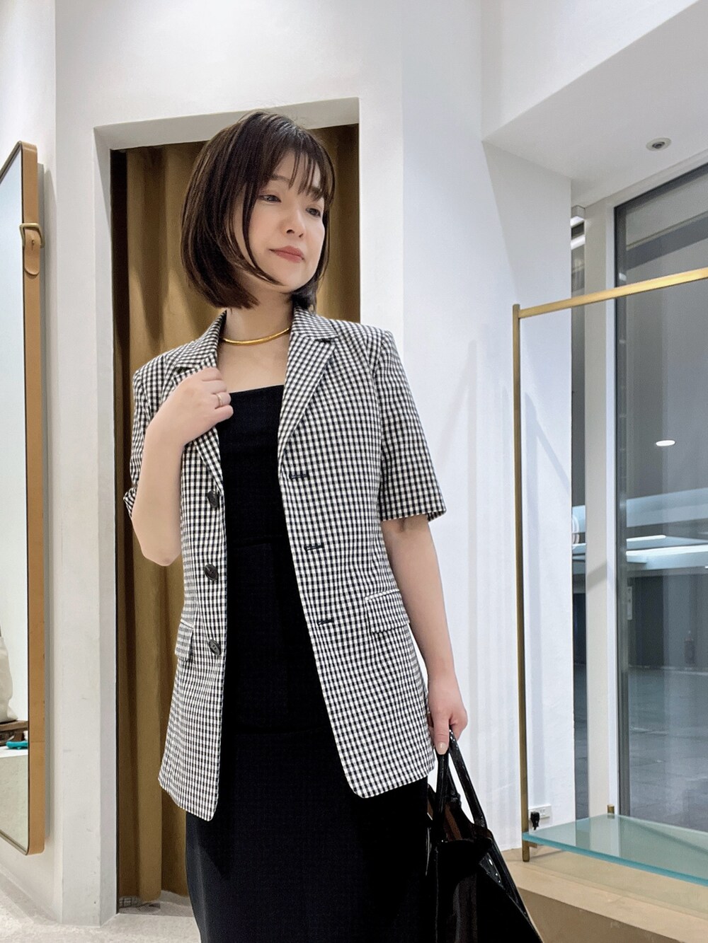 「ジャケット、テーラードジャケット、大人コーデ、オトナカジュアル、大人女子、お出かけコーデ、スカート、スカートスタイル、チェック柄、チェック、モノトーン、モノトーンコーデ」｜「Whim GazetteのIラインハイウエストスカート（スカート、ブラック系）」を使った、whimkumagaiさん（レディース・153cm）の春コーディネートの5枚目の写真
