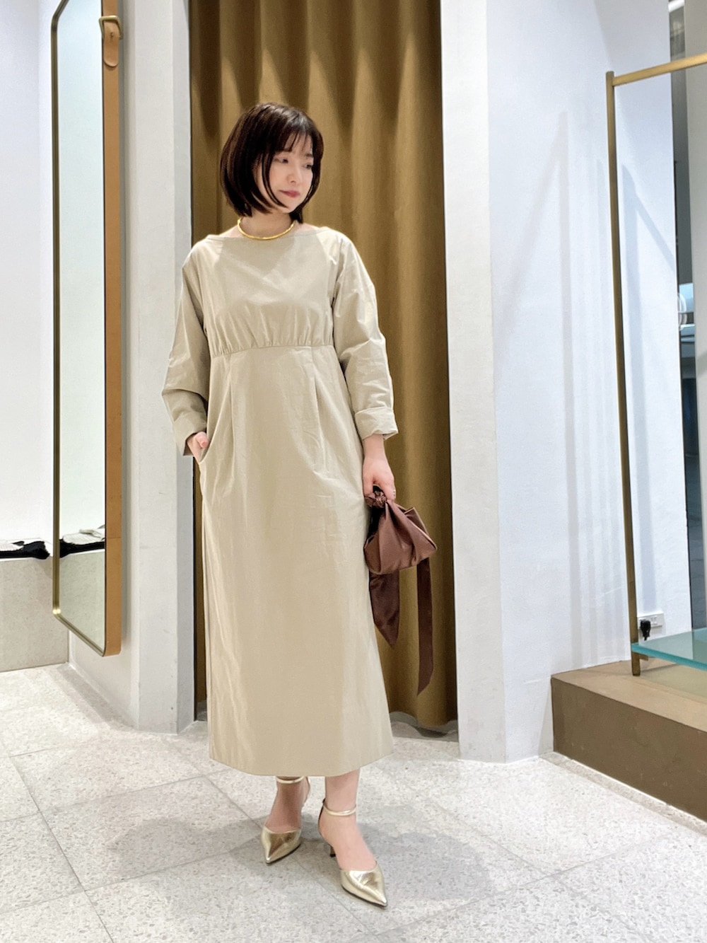 「春コーデ、休日スタイル、お出かけコーデ、オトナカジュアル、ジャケット、ジャケットスタイル、ワンピース、ワンピーススタイル」｜「Whim Gazetteのジュートライクノーカラージャケット（ノーカラージャケット、ブラック系）」を使った、whimkumagaiさん（レディース・153cm）の春コーディネートの4枚目の写真
