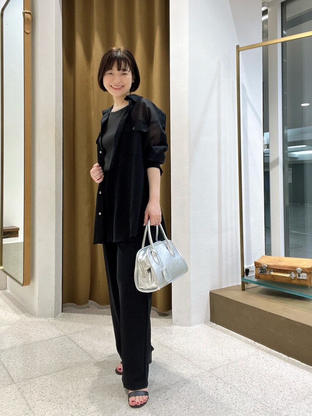 「きれいめコーディネート、150cm台コーデ、夏服コーデ、オトナ女子、大人ファッション、大人女子、ワントーンコーデ、ブラック、ブラックコーデ、シアートップス」｜「Whim Gazetteのカップ付きベアテレコキャミ（キャミソール、グレー系）」を使った、whimkumagaiさん（レディース・153cm）の夏コーディネートの3枚目の写真