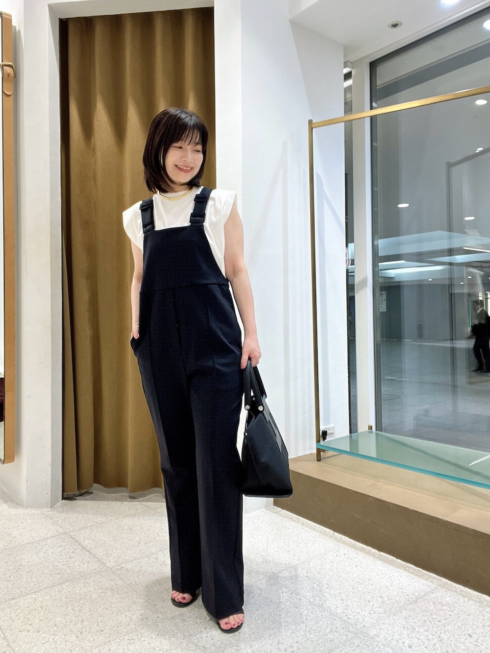 「モノトーン、オトナカジュアル、大人カジュアルコーデ、キレイめコーデ、楽チンコーデ、低身長コーデ、モノトーンコーデ、サロペット、ジャケット、40代ファッション、ママコーデ、ママファッション」｜「Whim Gazetteのラミーダブルジャケット（テーラードジャケット、グレー系）」を使った、whimkumagaiさん（レディース・153cm）の春コーディネートの6枚目の写真