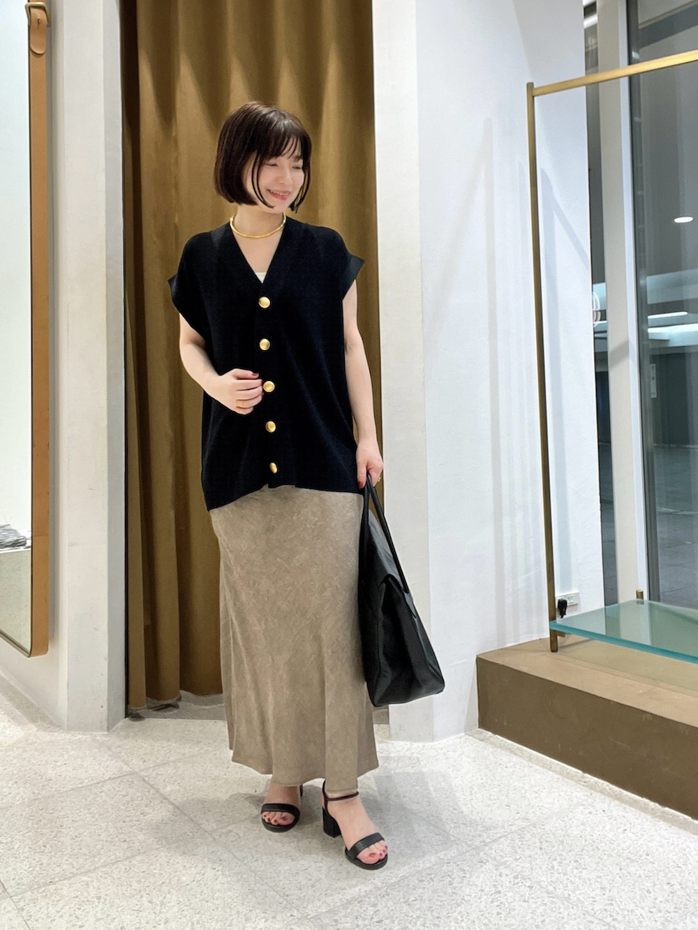 「休日スタイル、夏ファッション、大人カジュアルコーデ、おでかけ服、オトナカワイイ、キレイめコーデ、黒、低身長コーデ、低身長、スカート、スカートスタイル、ニットベスト、ニット」｜「Drawing Numbersの片畦ニットベスト（ニット/セーター、ブラック系）」を使った、whimkumagaiさん（レディース・153cm）の夏コーディネートの2枚目の写真