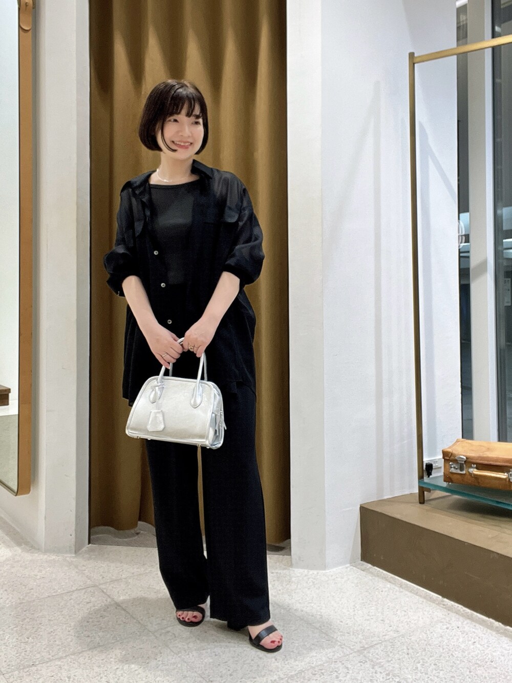 「きれいめコーディネート、150cm台コーデ、夏服コーデ、オトナ女子、大人ファッション、大人女子、ワントーンコーデ、ブラック、ブラックコーデ、シアートップス」｜「Whim Gazetteのカップ付きベアテレコキャミ（キャミソール、グレー系）」を使った、whimkumagaiさん（レディース・153cm）の夏コーディネートの5枚目の写真