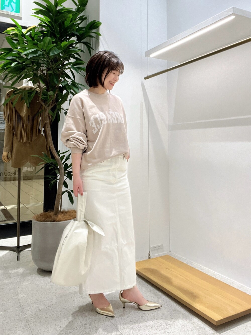 「春コーデ、デニム、休日スタイル、春服、お出かけコーデ、きれいめカジュアル、スカート、スカートコーデ、低身長コーデ、低身長」｜「Whim Gazetteのドロストデニムスカート（デニムスカート、ホワイト系）」を使った、whimkumagaiさん（レディース・153cm）の春コーディネートの2枚目の写真