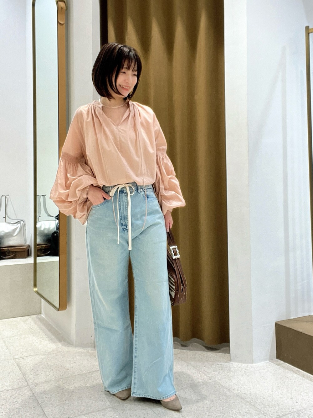 「春コーデ、春服コーデ、カジュアルコーデ、大人可愛い、大人コーデ、デニムコーデ、春、パンツコーデ、低身長女子、デニム、150cm台コーデ、40代ファッション」｜「Whim Gazetteのローンギャザーブラウス（シャツ/ブラウス、ピンク系）」を使った、whimkumagaiさん（レディース・153cm）の春コーディネートの5枚目の写真