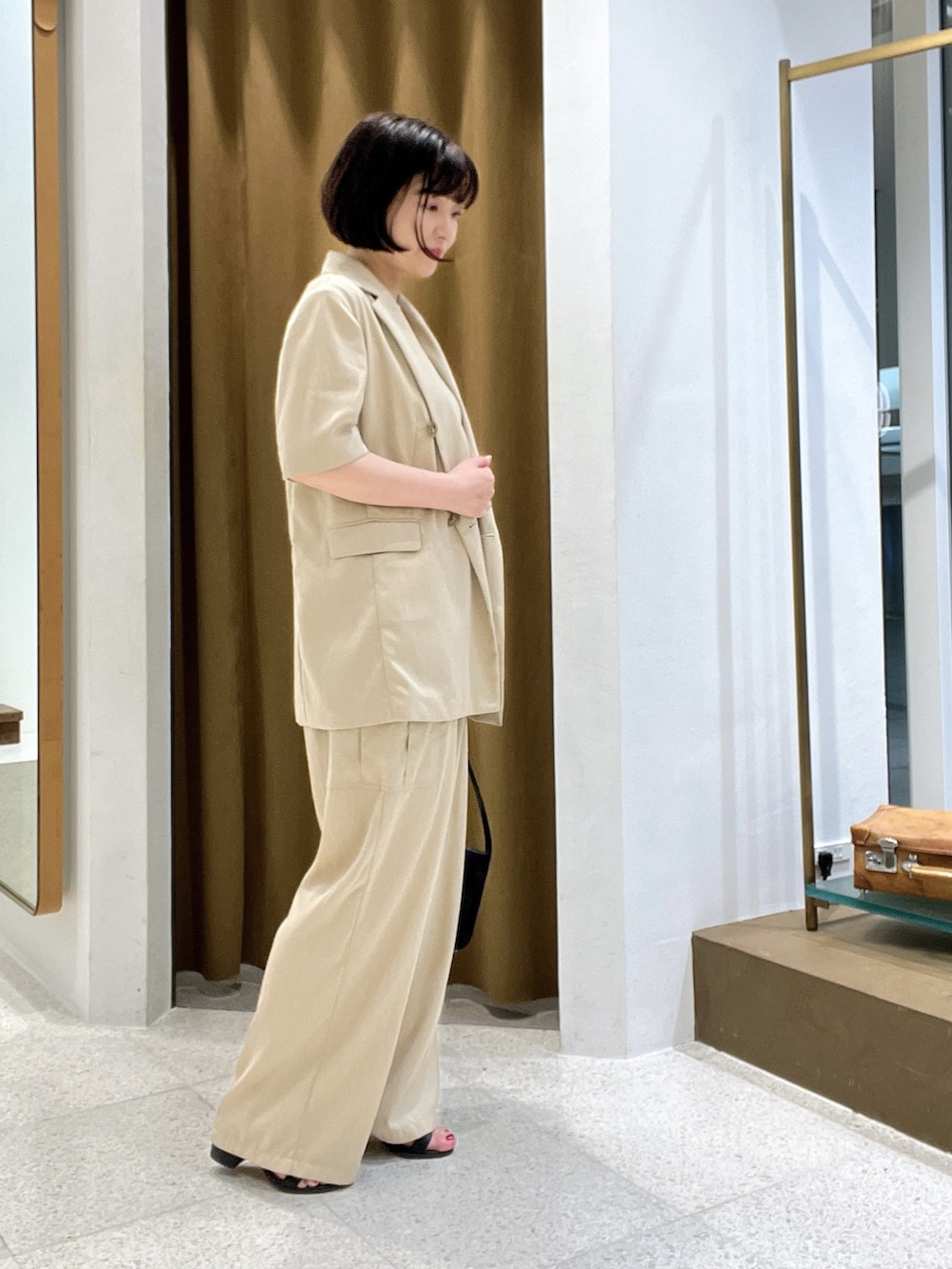「夏コーデ、淡色コーデ、オトナ女子、大人ファッション、キレイめカジュアル、大人女子、40代ファッション、きれいめコーディネート、オールインワン、ワントーンコーデ、ベージュ」｜「Whim Gazetteのオックスダブルハーフスリーブジャケット（テーラードジャケット、ベージュ系）」を使った、whimkumagaiさん（レディース・153cm）の夏コーディネートの3枚目の写真