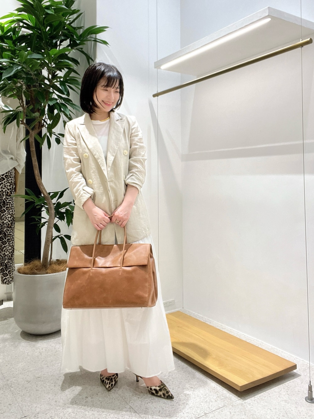 「大人カジュアル、おでかけコーデ、オトナ女子、休日スタイル、初夏コーデ、大人ファッション、ベージュ、春ファッション、アラフィフ、シアー、ママファッション」｜「Whim Gazetteの【La nature linge】シアーチュールプルオーバー（Tシャツ/カットソー、ホワイト系）」を使った、whimkumagaiさん（レディース・153cm）の春コーディネートの5枚目の写真