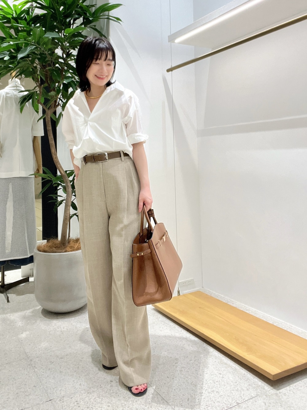 「お出かけコーデ、春ファッション、きれいめコーデ、シンプルスタイル、低身長女子、大人女子、レディースファッション、ママファッション、キレイめコーデ、シャツスタイル、シャツ、ブラウス、ブラウスコーデ、キレイめ、通勤コーデ」｜「Whim Gazetteの【Hoaw.】チョーカー（チョーカー、ゴールド系）」を使った、whimkumagaiさん（レディース・153cm）の春コーディネートの3枚目の写真