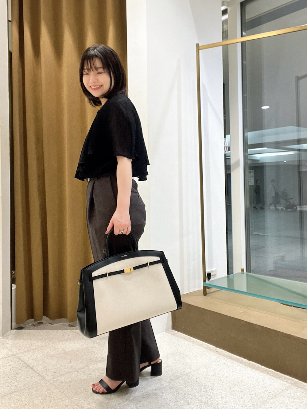 「シャツスタイル、シアートップス、きれいめコーデ、夏服コーデ、大人コーデ、オトナ女子、パンツスタイル、お仕事コーデ、キレイめカジュアル、低身長、ブラウス、パンツコーデ」｜「Whim Gazetteのケープブラウス（シャツ/ブラウス、ブラック系）」を使った、whimkumagaiさん（レディース・153cm）の春コーディネートの3枚目の写真