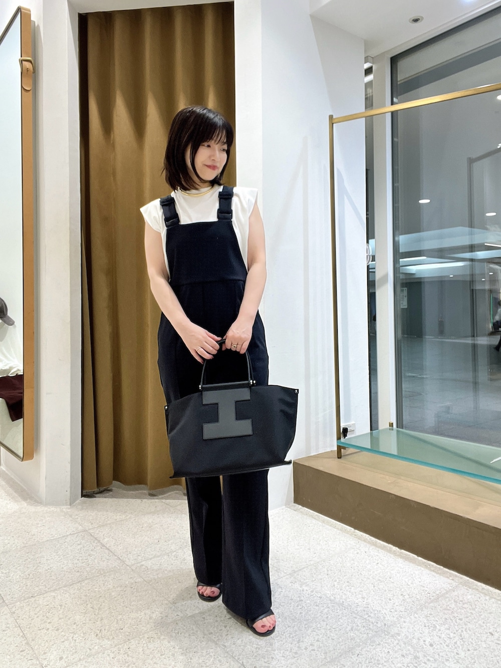 「モノトーン、オトナカジュアル、大人カジュアルコーデ、キレイめコーデ、楽チンコーデ、低身長コーデ、モノトーンコーデ、サロペット、ジャケット、40代ファッション、ママコーデ、ママファッション」｜「Whim Gazetteのラミーダブルジャケット（テーラードジャケット、グレー系）」を使った、whimkumagaiさん（レディース・153cm）の春コーディネートの5枚目の写真