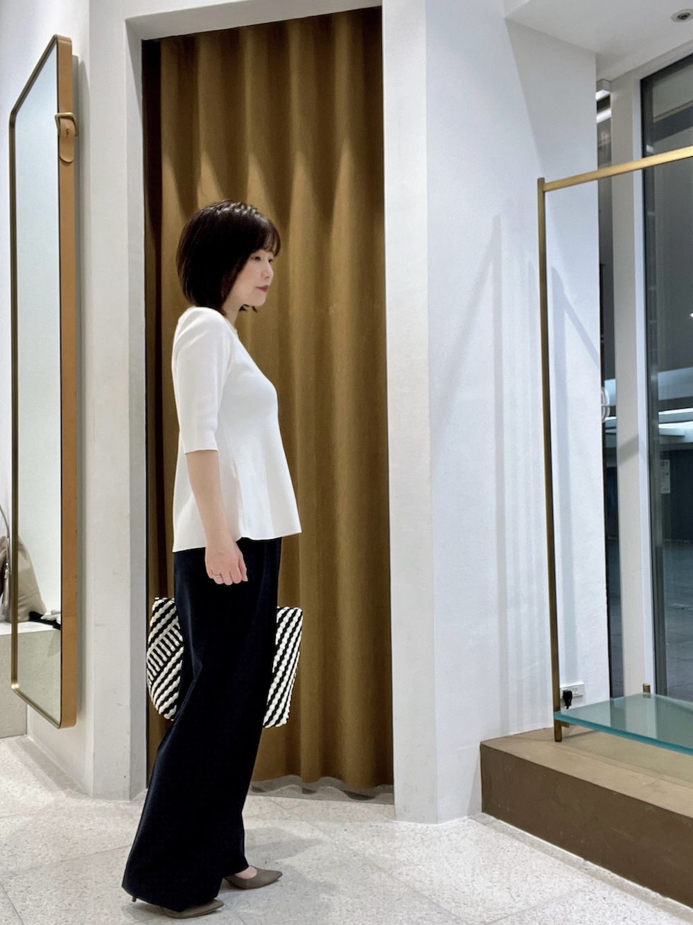 「Whim Gazetteのワイドタックパンツ（スラックス、ブルー系）」を使った、whimkumagaiさん（レディース・153cm）の春コーディネートの3枚目の写真