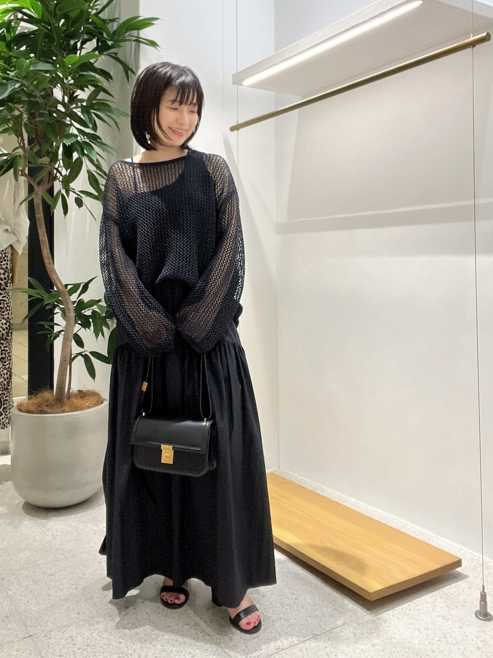 「大人カジュアル、おでかけコーデ、初夏コーデ、オトナ女子、休日スタイル、ゆるコーデ、ワントーンコーデ、大人ファッション、ママファッション、アラフィフ、低身長コーデ、ブラック、ブラックコーデ、メッシュ、40代ファッション」｜「Drawing Numbersのワシメッシュリラックスニット（ニット/セーター、ブラック系）」を使った、whimkumagaiさん（レディース・153cm）の春コーディネートの3枚目の写真