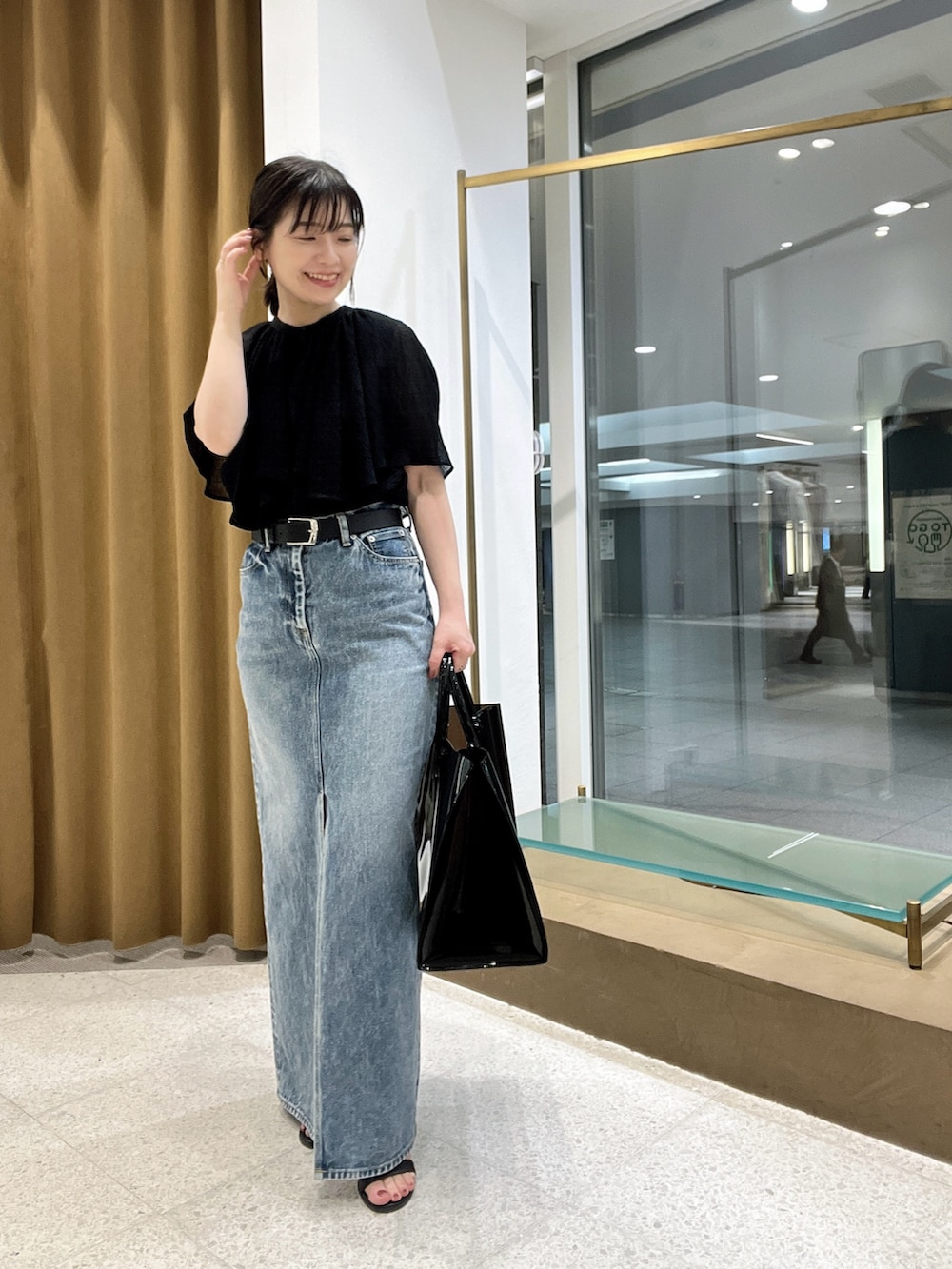 「シアートップス、夏服コーデ、大人コーデ、オトナ女子、キレイめカジュアル、低身長、低身長コーデ、デニム、デニムスカート、きれいめカジュアル、ブラウス」｜「Whim Gazetteのケープブラウス（シャツ/ブラウス、ブラック系）」を使った、whimkumagaiさん（レディース・153cm）の春コーディネートの5枚目の写真