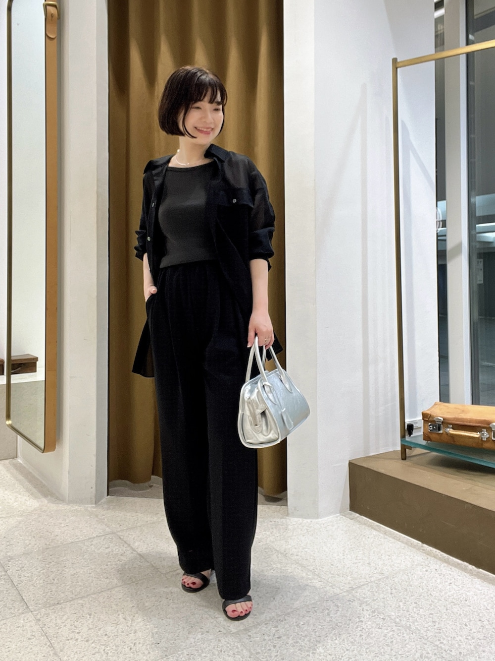 「きれいめコーディネート、150cm台コーデ、夏服コーデ、オトナ女子、大人ファッション、大人女子、ワントーンコーデ、ブラック、ブラックコーデ、シアートップス」｜「Whim Gazetteのカップ付きベアテレコキャミ（キャミソール、グレー系）」を使った、whimkumagaiさん（レディース・153cm）の夏コーディネートの2枚目の写真