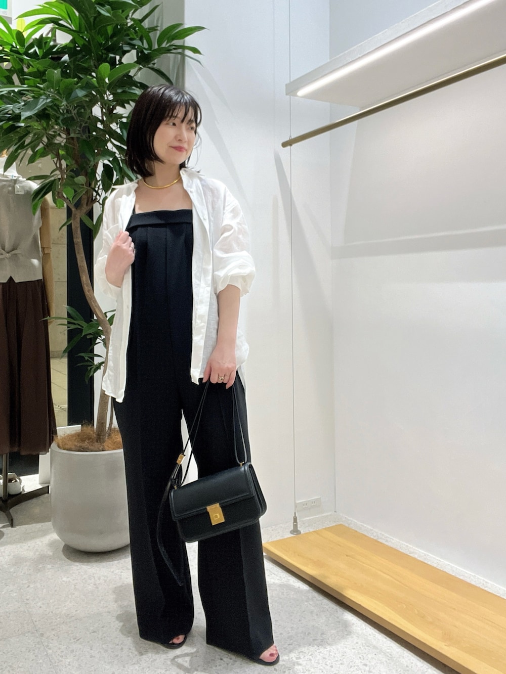 「大人カジュアル、キレイめカジュアル、楽チンコーデ、きれいめコーデ、春夏コーデ、夏ファッション、オトナ女子、キレイめコーデ、ブラック、大人コーデ、シャツコーデ、低身長コーデ」｜「Whim Gazetteの【Hoaw.】チョーカー（チョーカー、ゴールド系）」を使った、whimkumagaiさん（レディース・153cm）の春コーディネートの4枚目の写真