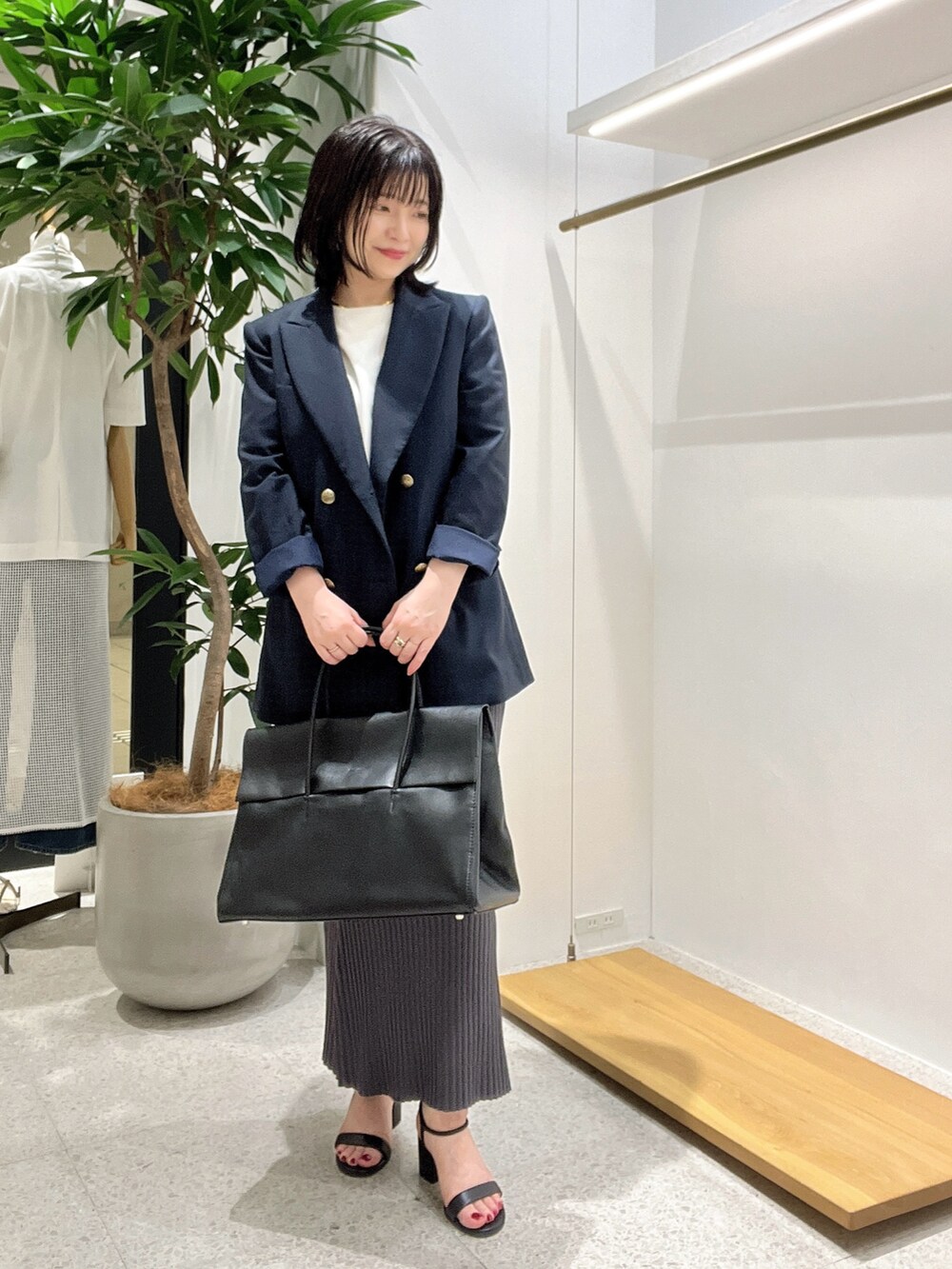 「大人カジュアル、お出かけコーデ、きれいめコーデ、キレイめカジュアル、低身長女子、ママファッション、キレイめコーデ、ジャケット、ジャケットスタイル、ジャケットコーデ、スカート、スカートスタイル、スカートコーデ、ニットスカート」｜「Whim Gazetteのシアー２ボタンジャケット（テーラードジャケット、ブルー系）」を使った、whimkumagaiさん（レディース・153cm）の春コーディネートの3枚目の写真