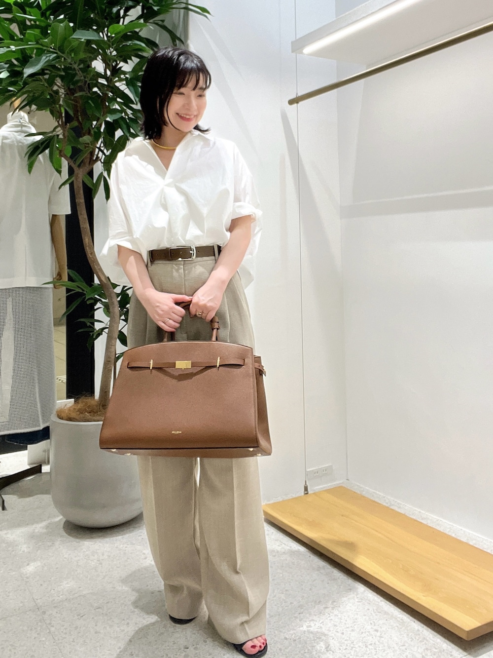 「お出かけコーデ、春ファッション、きれいめコーデ、シンプルスタイル、低身長女子、大人女子、レディースファッション、ママファッション、キレイめコーデ、シャツスタイル、シャツ、ブラウス、ブラウスコーデ、キレイめ、通勤コーデ」｜「Whim Gazetteの【Hoaw.】チョーカー（チョーカー、ゴールド系）」を使った、whimkumagaiさん（レディース・153cm）の春コーディネートの4枚目の写真