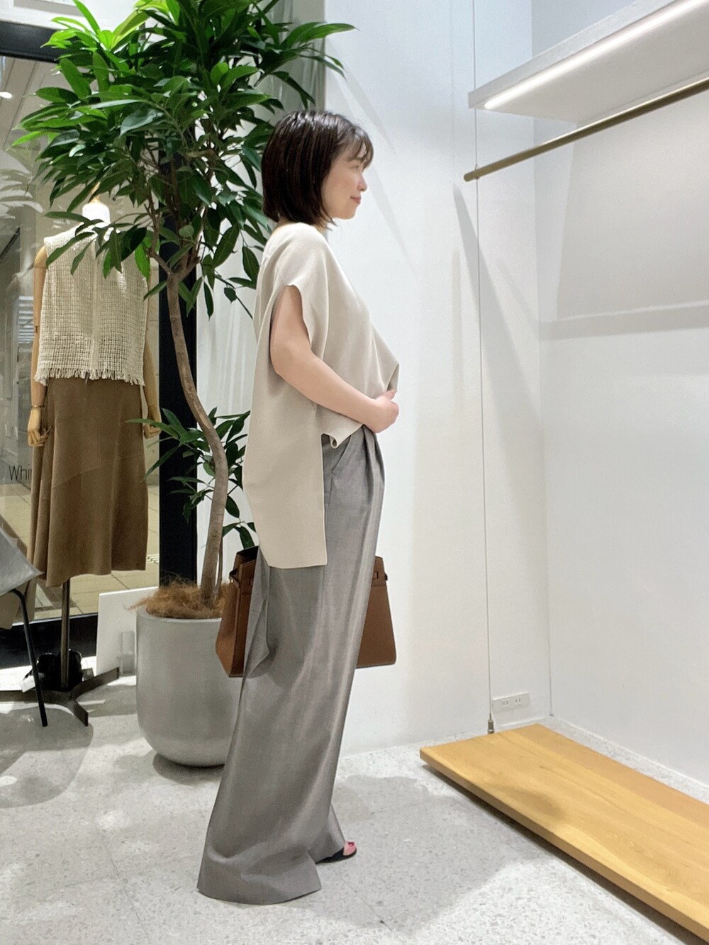 「春コーデ、春服、お出かけコーデ、パンツコーデ、スラックス、ベージュ」｜「Whim Gazetteの【Hoaw.】チョーカー（チョーカー、ゴールド系）」を使った、whimkumagaiさん（レディース・153cm）の春コーディネートの3枚目の写真