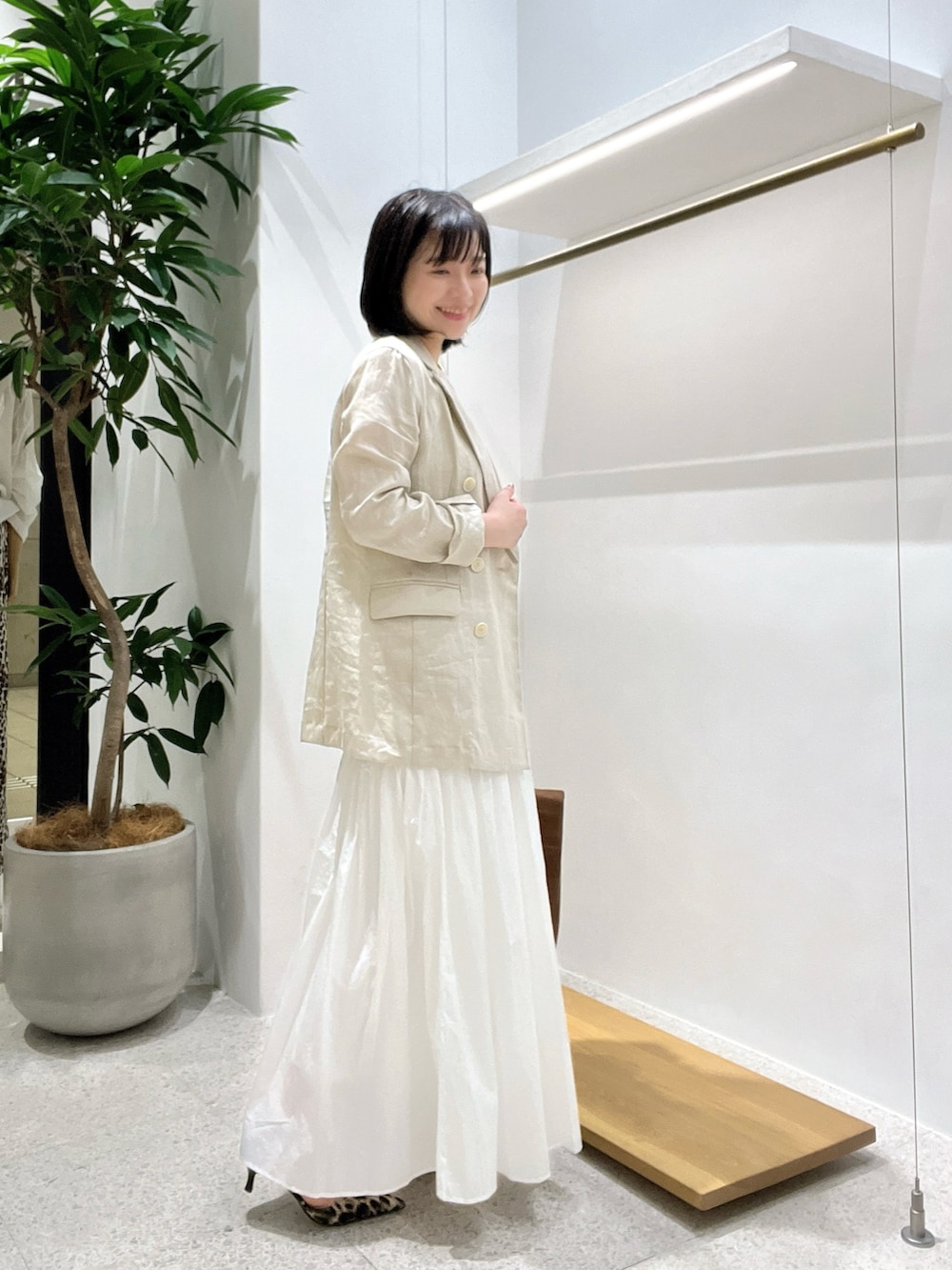「大人カジュアル、おでかけコーデ、オトナ女子、休日スタイル、初夏コーデ、大人ファッション、ベージュ、春ファッション、アラフィフ、シアー、ママファッション」｜「Whim Gazetteの【La nature linge】シアーチュールプルオーバー（Tシャツ/カットソー、ホワイト系）」を使った、whimkumagaiさん（レディース・153cm）の春コーディネートの4枚目の写真