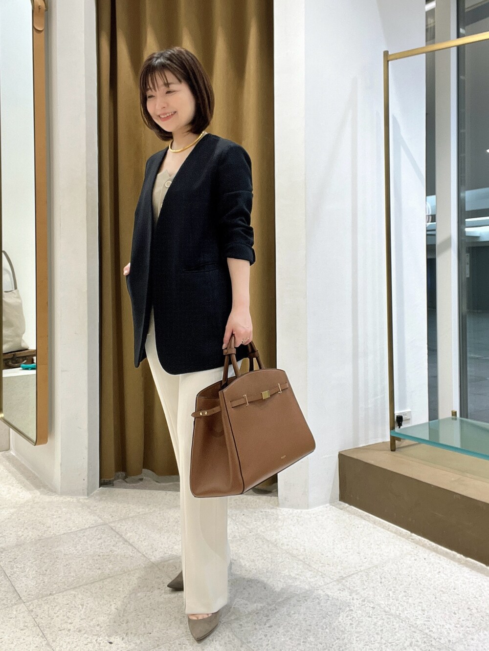 「ジャケット、春色、シンプルスタイル、大人コーデ、大人女子、パンツコーデ、ビスチェ、ビスチェコーデ」｜「Whim Gazetteのフロントスリットパンツ（スラックス、ホワイト系）」を使った、whimkumagaiさん（レディース・153cm）の春コーディネートの5枚目の写真